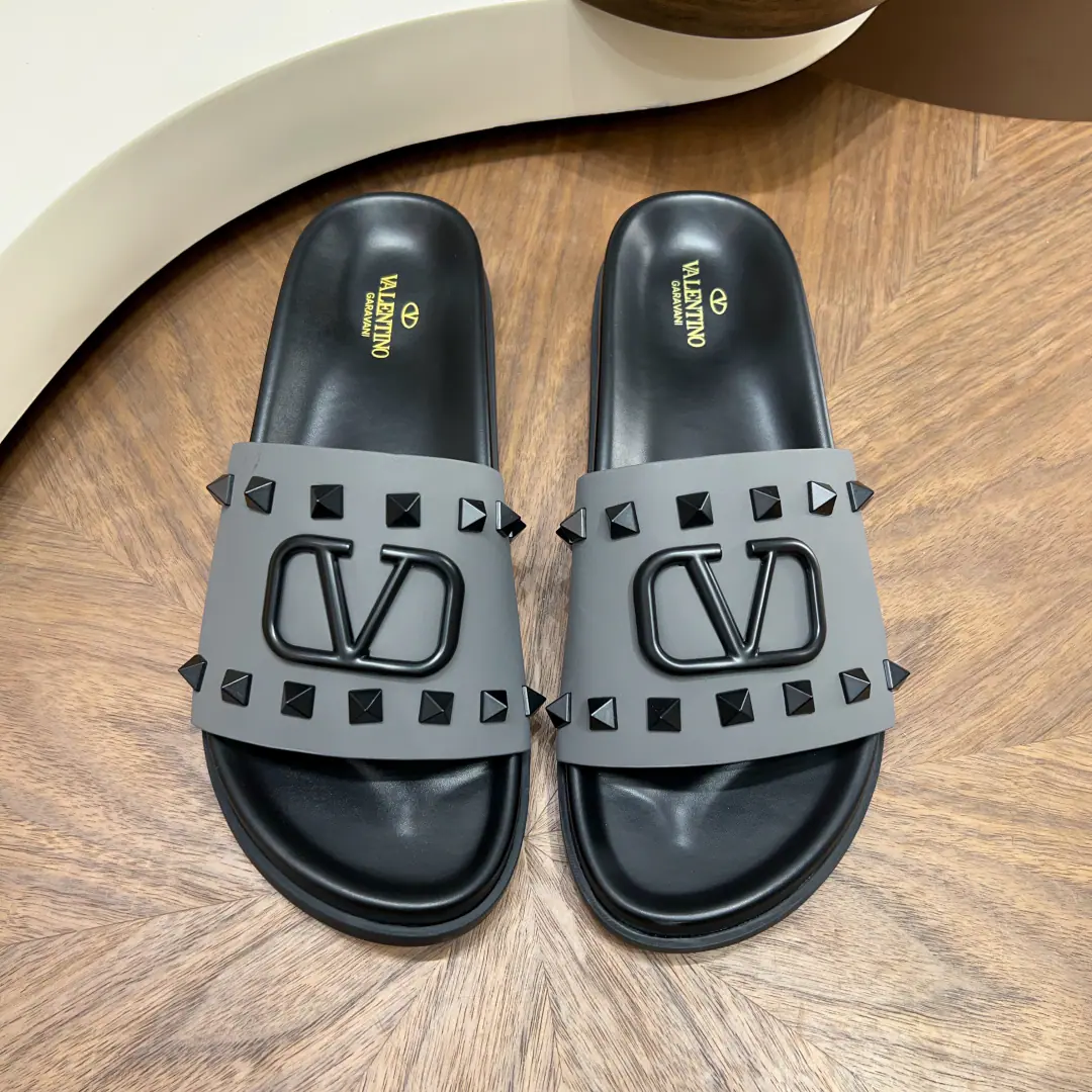 【VALENTINO】 Size: Men39--44（38.45.46Do it.） 2026Spring cabinet is synchronized with Valentino's nail slippers. Material: Quality leather shoes.+Brand-stamping process+Slip and grind the bottom. Design bright spots: Double-stringable design, Brand-only tattoo., I'm comfortable with air., I'm a little bit of a slob.～