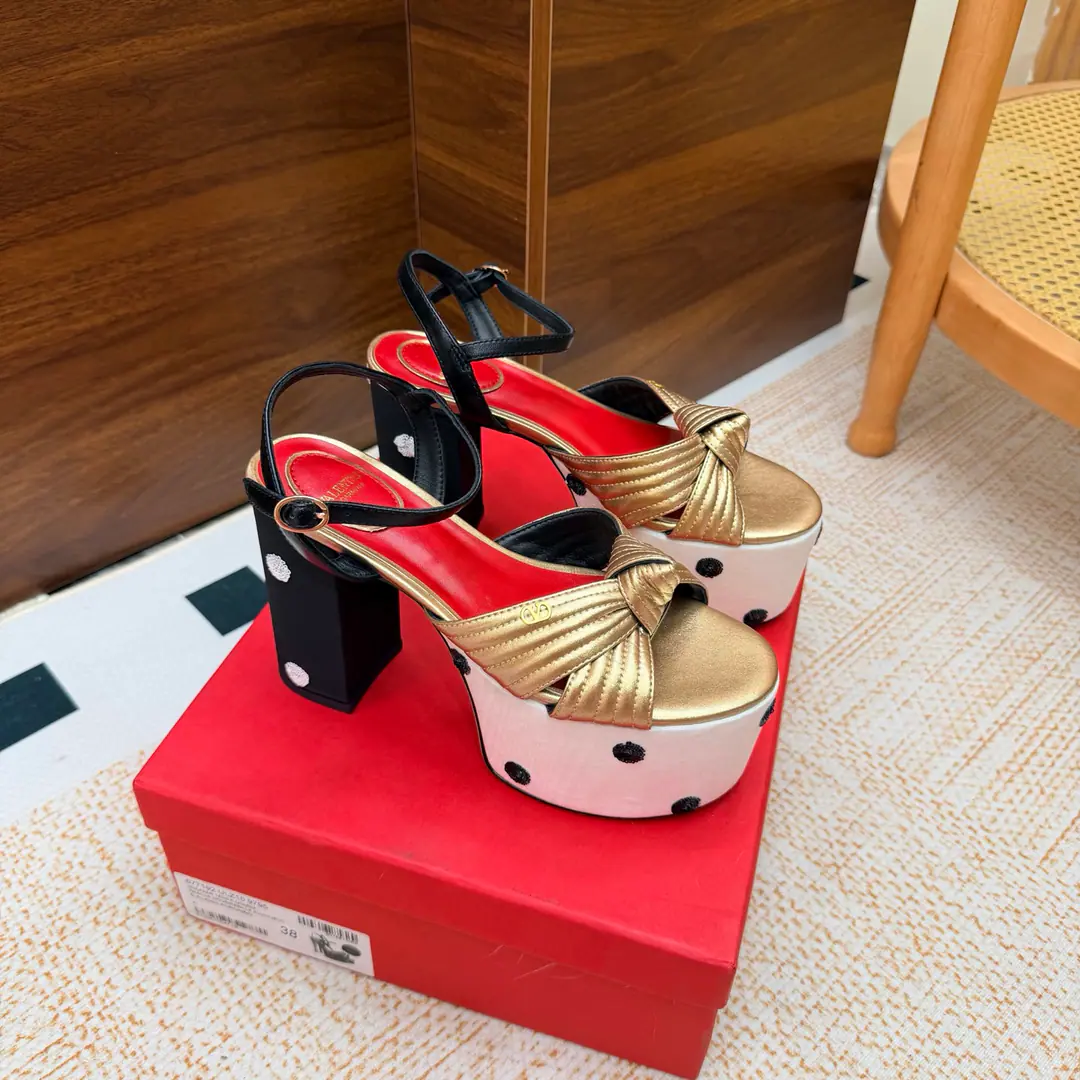 2026I'll take the water table and the sandals. Valentino High heels💗Loved sandals. A beautiful quality.⚠️ It's a great match., Wear it any season.💜 Valentino is a new fashion charm. To continue the super high and design., I'm a big fan of the world's famous fans. The million fans are showing their love., Best sales at sea and abroad The domestics are out., Top Version Candy color., Every color is beautiful. Shoe.: Bullskins. Uchi.: Import of sheep skin Shoes under the sole.: That's a big one. He's tall.: 11cm Packaging: Full original package Codes: 36One.42Code（40, 41, 42I'm not gonna change.）