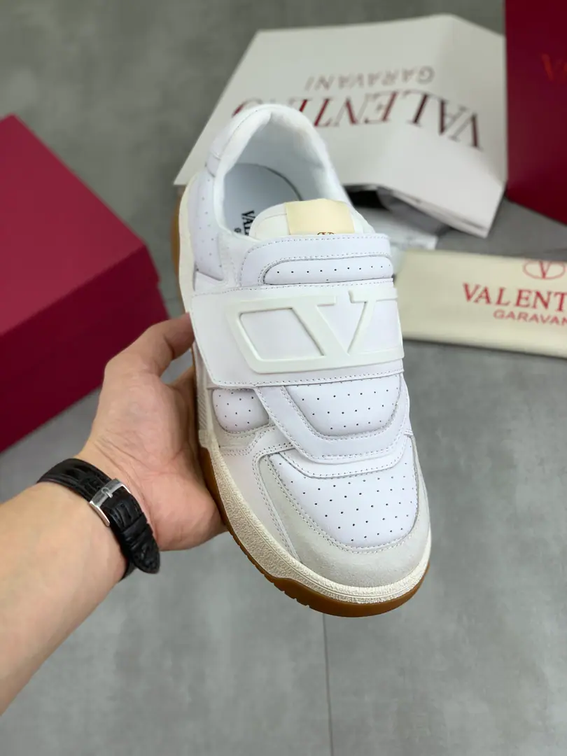 Plant prices Real value Latest ValentinoValentino.VThe new home is a young fashion. Sports shoes It's full of energy. Open-ended age The upper foot is very light and comfortable. Packaging Original procurement development Make the goods. All colors are paired with a pair of eyes. Activate the charming sunshine. Shoes design blends the tide with the everyday shape. The streets are full of feelings. Multi-Current Selection！ Fabulous.: Original Material Collation/Head-decked cow skin. Uchi.: Imported cattle skin/OriginallogoGet some sweat and gas cushions. Otsumi!: TPUThe bubble is a big fat piece of material. Branded plastic shoes. Codes: 38-46 Full package Colours: 3️⃣Colours