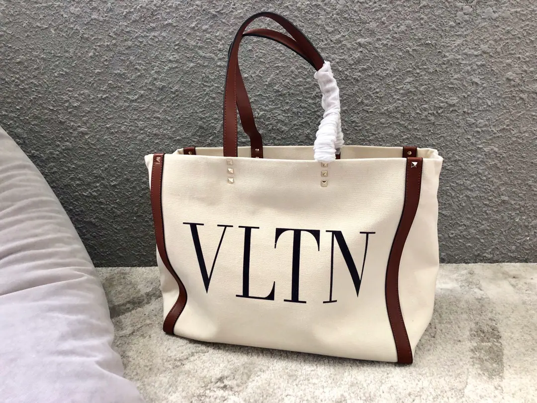 Batch. Model0978❤️ValentinoValentino's canvas bag., Take it easy.🆕ColourmarkVLTNBig brand.logo, Fine craft and double-sided classic nailing, One shoulder. Dimensions:37x12x32cm