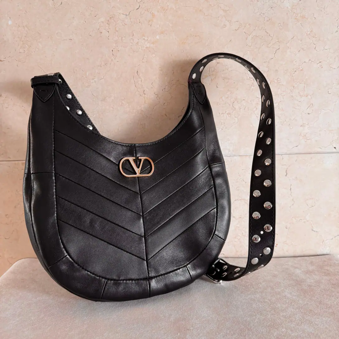 Small. Valentino.GARAVANI HOBOHO HOBO Handbags are designed in a synthesizing system., It's made of bright and dumb sheep leather. V Font, And used to treat it with a copy of the old brass. VLOGO SIGNATURE Metal Details. This bag is equipped with a regressable shoulder belt., But the shoulder can slash.. Regulating leather shoulder belts, Pride, nail. Size of the trumpet: 28X 21.5X 3centimetres Model: 2026