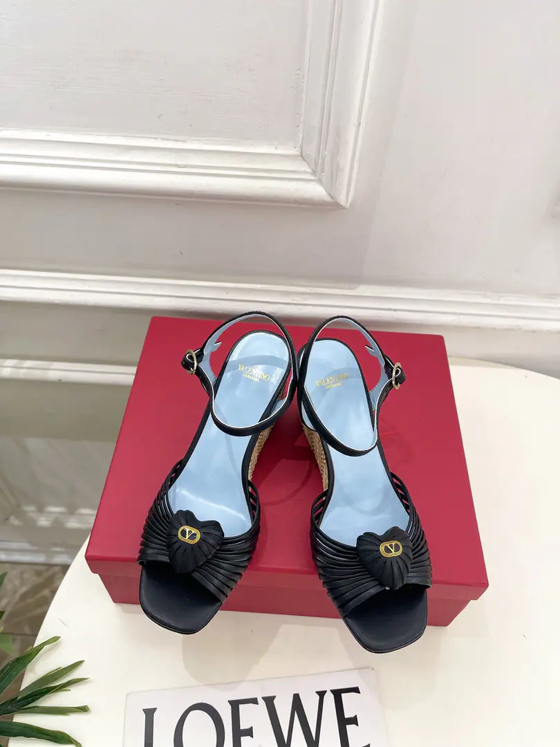 Valentino Valentino. 26𝐬𝐬 2026ssNew VTLove to tie the slopes and sandals. New☑️ Valentino Garavani It's a classic.“Roman Stud”The series was launched in a completely new interpretation.！The latest gold.VDetonation elements A full sense of excellence. ！BSFashion is a blast.～ Shoe.: Original high-prescription skin Uchi.: Importing mixed sheep skins Otsumi!: Italy is a big-ass country. He's tall.: 8cm Codes: 35-39（40.41.I'll make sure I don't change it.） Price Numbering: 2608045