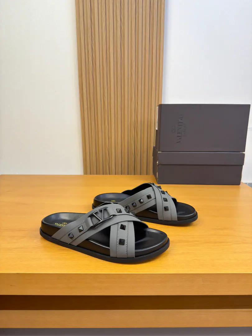 【VALENTION】Valentino. High-end quality Original List·- Rhythm slippers. Shoe.: 🔝Napa's environmental skin., Brand nails..Metal buttons Uchi.: Environmental cattle skin Otsumi!: It's so light.TPUWater table·Rubber. Combination to the base Super-high-quality control.·- I'm doing a little work.: Highlight(High-end·- How expensive.·Slot) Size: 39-44（38, 45, 46, Make a reservation.)·VL0186
