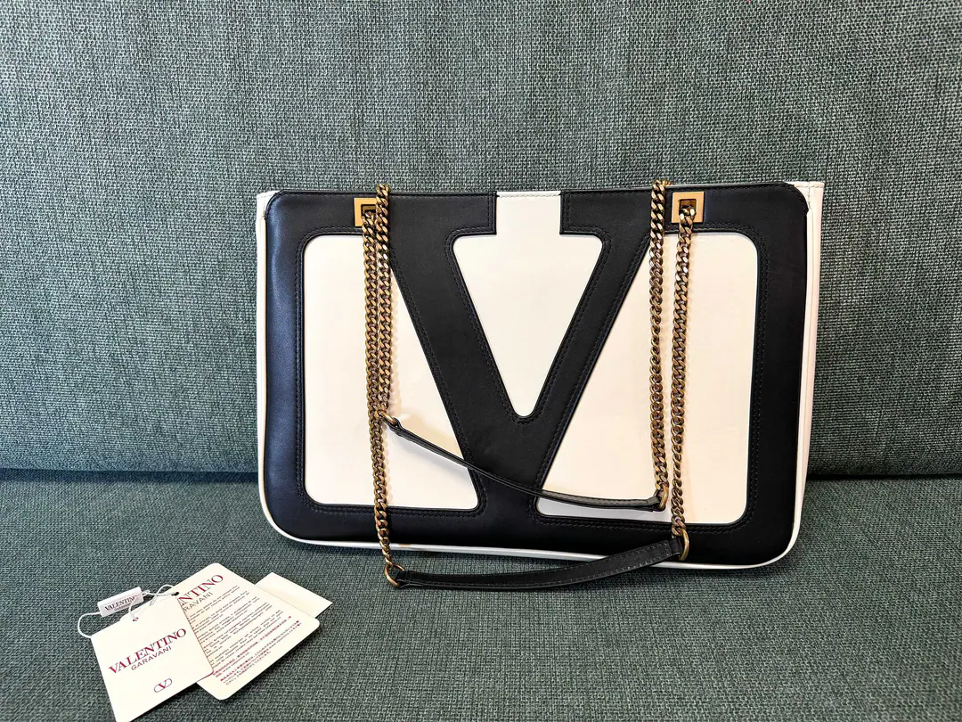 Medium. Model5200 VALENTINO▪️Valentino's handbag.👜This bag is really big. VLOGO SIGNATURE Design, I'm going to be able to get a little bit of a slider., This bag can be slashed and slashed.. Antiquated gold accessories - We're going to pull the chain. A zipper outside. Dimensions: 37x26x3cm