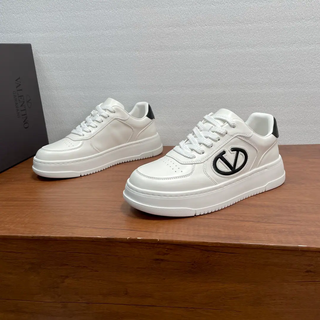Valentino/Valentino. Men's classic low-end leisure shoes. This sneakers are made of soft cow skin., The skin is soft and delicate., Shoe tongue and back heel of leather decorations, The outer side is marked with a big nail detail., Shoe head punches., New Fashion, I'm comfortable with air., In the fabric., With a plaque., Light rubber, large base., Slipperproof., The feet are light and comfortable., Fashion and fashion., Full package！ Codes: 39-40-41-42-43-44（38/45You're not going to be able to buy back.）