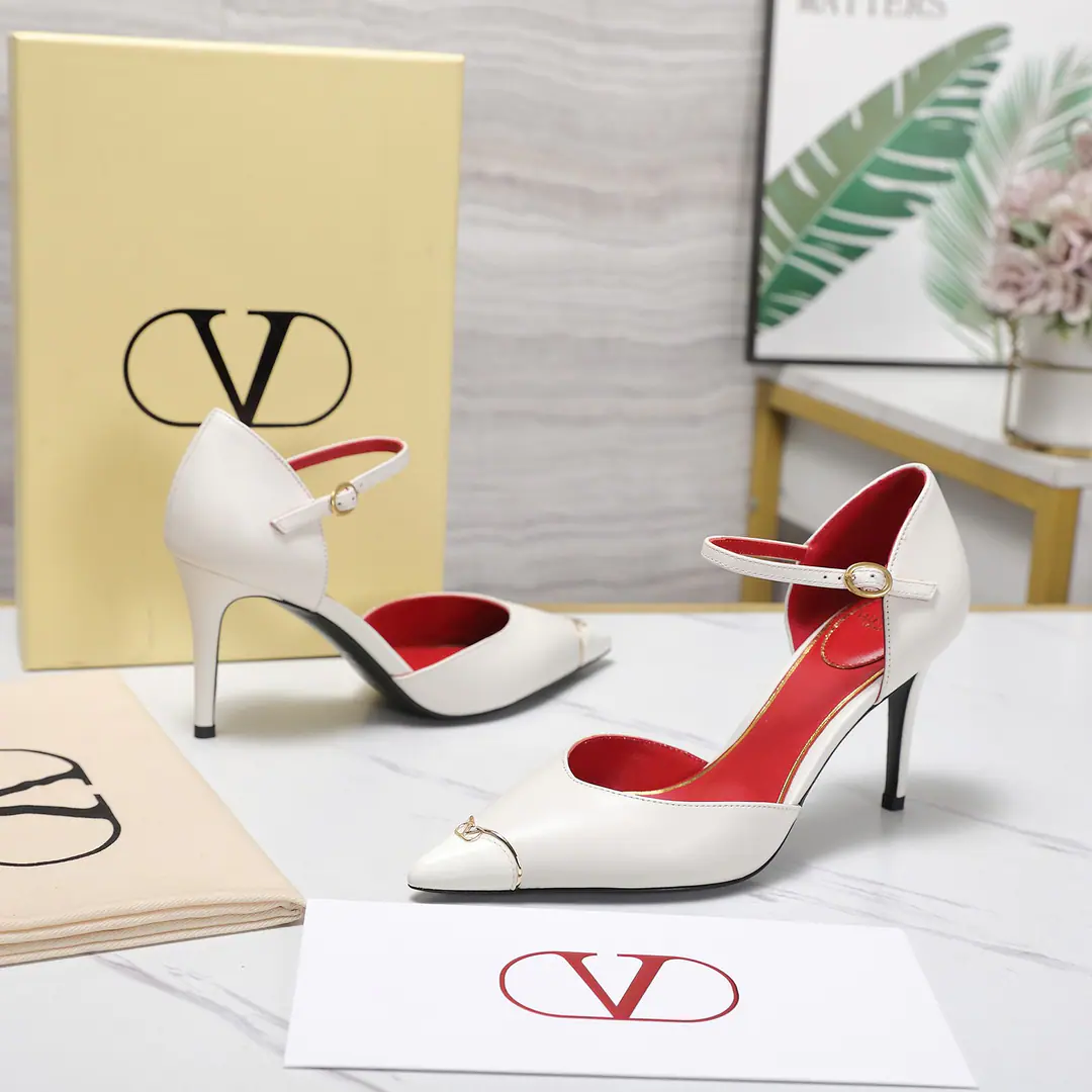 Plant price Valentino/Valentino.26WFNew Spill-head heels. The sharp line is a fine contour of the foot. SmallVGold tags for the shoes. Ratio of length length to length ♪ High and smooth every step of grace ♪ Classic red bottom recognition. It's easy to get a teleport. The naked and the black are cool. The upper foot is to be lifted immediately. You're not tired of walking. The fratricidal romance is hidden in detail. Summer shoe cabinets must be treasured. It's a lot of styles and styles. I'm not sure how much I'm gonna get. The classics that never regret starting. Details show the heart of the brand. It's easy to create a sense of excellence that doesn't take much effort. The price of the treasured shoes. I'm gonna be a little more elegant than I thought. The upper foot is white and thin. It's a match for both work and date. Quality and face The Warrens must be a fine one.！ Facework customized leather with original The inside feet are all sheep's skin. He's tall.: 8cm Italian imports are so thick. size: 35-39（40/41/42Custom）