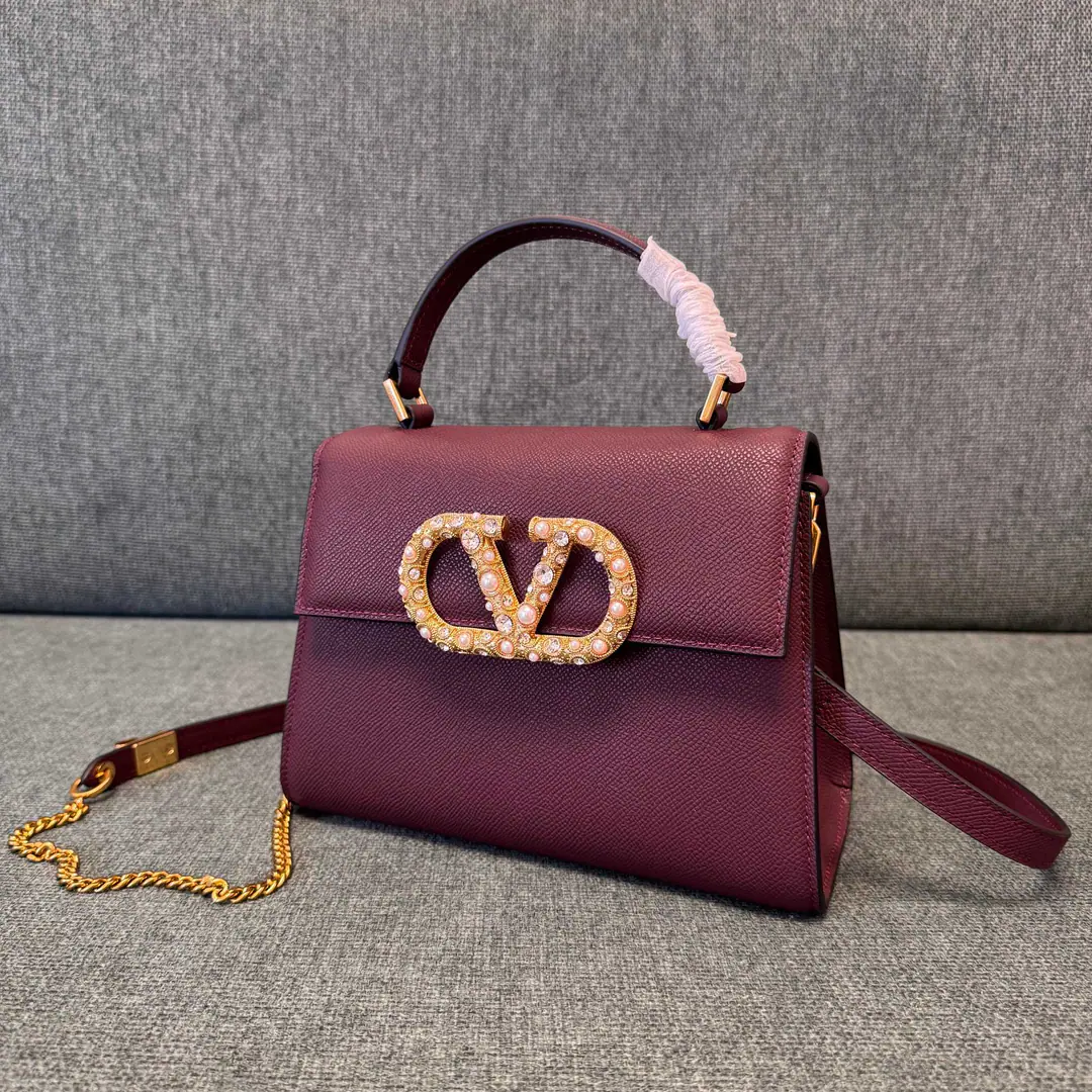 Batch. Pearls are red. 🆕Model0531 Valentino Garavani VSLING |Valentino.|💼 The match can extend the strap and handle., ♪ Shoulder ♪, Slash and handheld switch like a man.. Metal fittings magnetate cutter, Matching markerslogo Reconciling leather shoulder belts, Cover your feet., Napa leather liner.. Internal: 2 A partition., - Puncture. 1 A zipper pocket and... 1 A flat open bag. Mini-size.: 22x16x9cm