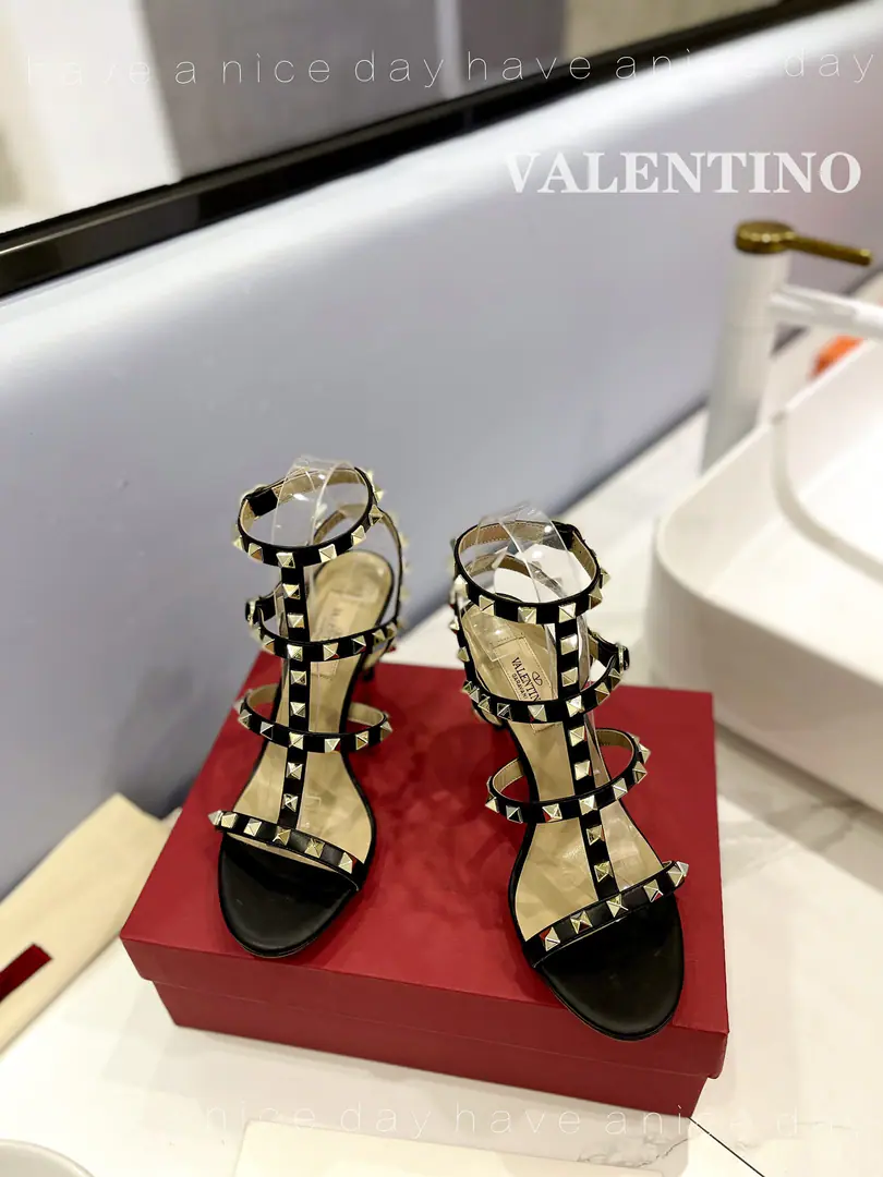 𝙑𝙖𝙡𝙚𝙣𝙩𝙞𝙣𝙤 Valentino.𝙑𝙏 The latest sandals. ♡The ringed ankles and the nailed sandals.♡ ♡Elegance style, Creating different feelings.！♡ ♡It's the sandals that are indispensable in your shoe cabinet.！♡ ♡A simple formula, Market top version♡ ◆ Materials: Customized skin ◆ ◆ Uchi., Foot.: Import of sheep skin◆ ◆ Otsumi!: Italy is a big-ass country. ◆ ◆ He's tall.: ❽𝙘𝙢 ◆ ♡ show bdetails ♡ ◢size. ｜35-39（40 41 42Custom）◣