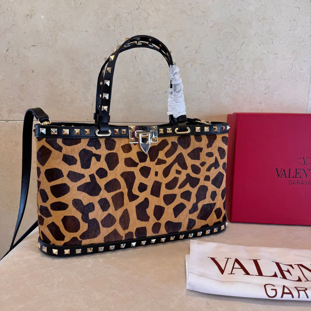 Large. VTNew little handbag. Valentino Garavani Rockstud A small, small, small, small, slanted, little cattle.,The iconic hook-tocking design has been re-explored., The treatment of the nails and the fittings for the metallic process to stop the zipper pulls.: Zipper and hook-buttonable., Dismantled shoulder belts.. Large size: 32x29x7cm