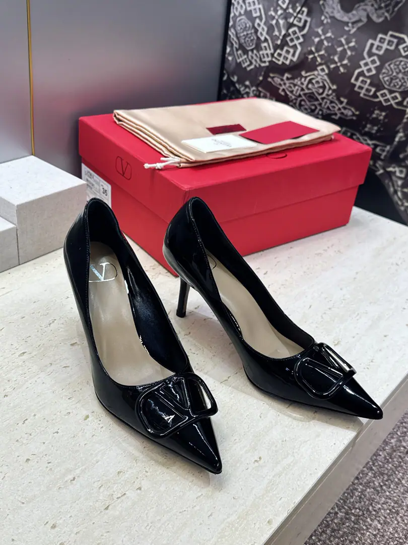 Plant prices(Full plane box.) Top Valentino Spring and summer classic fashion women's shoes. Valentino.logoThe hardware is high and the sharp one is single. Material: The shoes are in the skin of the cow./Importing cow skin+In the skin of the sheep.+Italy is a big-ass country. He's tall.:8CM SIZE: 34-42(34.40.41.42Custom without re-offer）