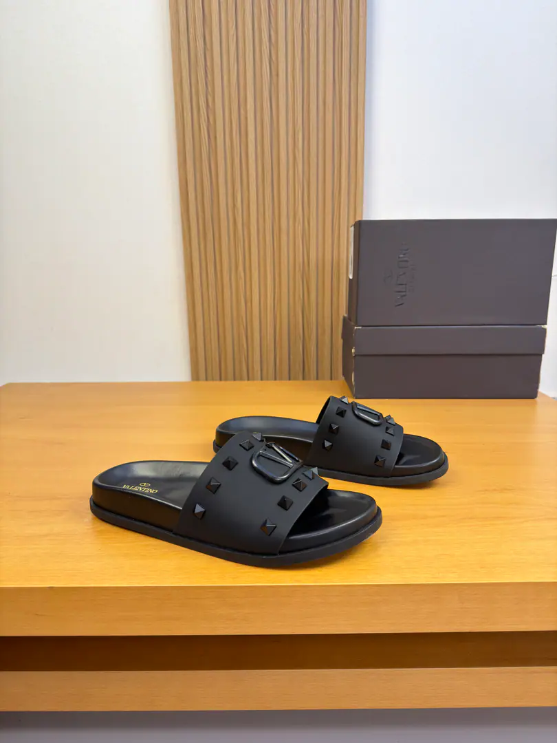 【VALENTION】Valentino. High-end quality Original List·- Rhythm slippers. Shoe.: 🔝Napa's environmental skin., Brand nails..Metal buttons Uchi.: Environmental cattle skin Otsumi!: It's so light.TPUWater table·Rubber. Combination to the base Super-high-quality control.·- I'm doing a little work.: Highlight(High-end·- How expensive.·Slot) Size: 39-44（38, 45, 46, Make a reservation.)·VL0186