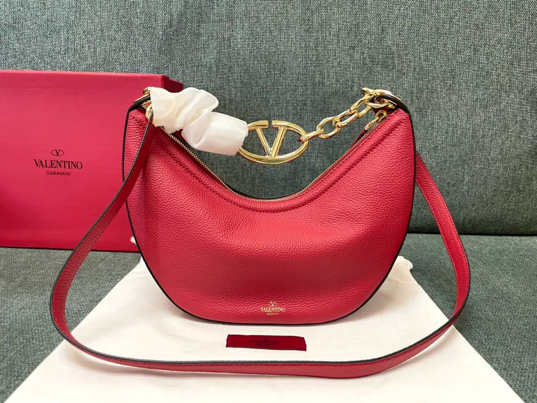 Batch. Get on the new one.: 0003❤️ Moon bag VALENTINO GARAVANI VLOGO MOONA small-size chain leather. HOBOHandbag.. I'm going to be able to get a chain and a disassemble leather shoulder., This bag is slanted and can be carried.. Gold-coloured chains and accessories -Detachable leather straps. -- We're going to pull the chain. Soft sheep liner., It's got a pocket full of a sticker. Dimensions:29x23x11cm