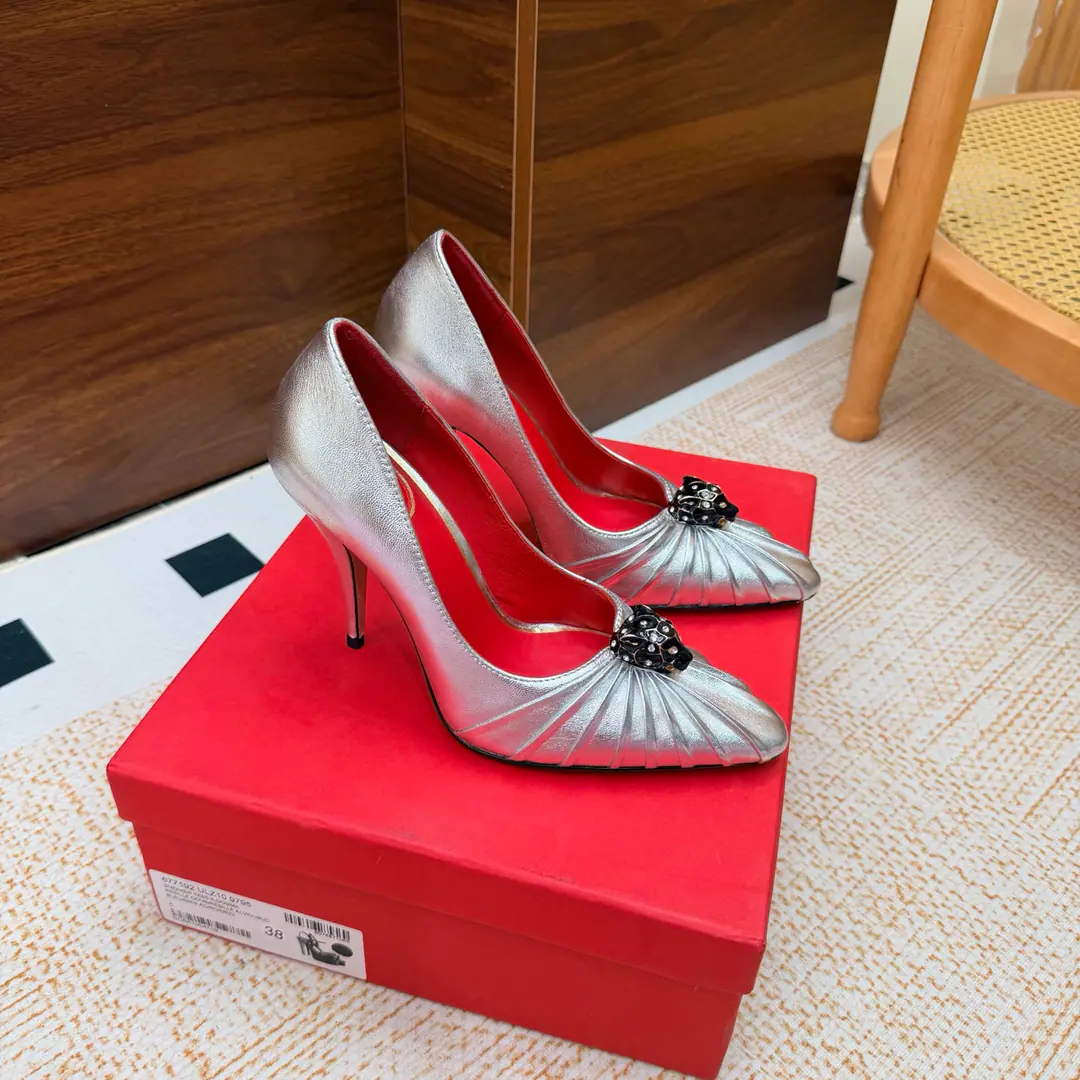 2026♪ Take the stuns and the heels ♪ Valentino High heels💗Loved sandals. A beautiful quality.⚠️ It's a great match., Wear it any season.💜 Valentino is a new fashion charm. To continue the super high and design., I'm a big fan of the world's famous fans. The million fans are showing their love., Best sales at sea and abroad The domestics are out., Top Version Candy color., Every color is beautiful. Shoe.: Bullskins. Uchi.: Import of sheep skin Shoes under the sole.: That's a big one. He's tall.: 10cm Packaging: Full original package Codes: 36One.42Code（40, 41, 42I'm not gonna change.）