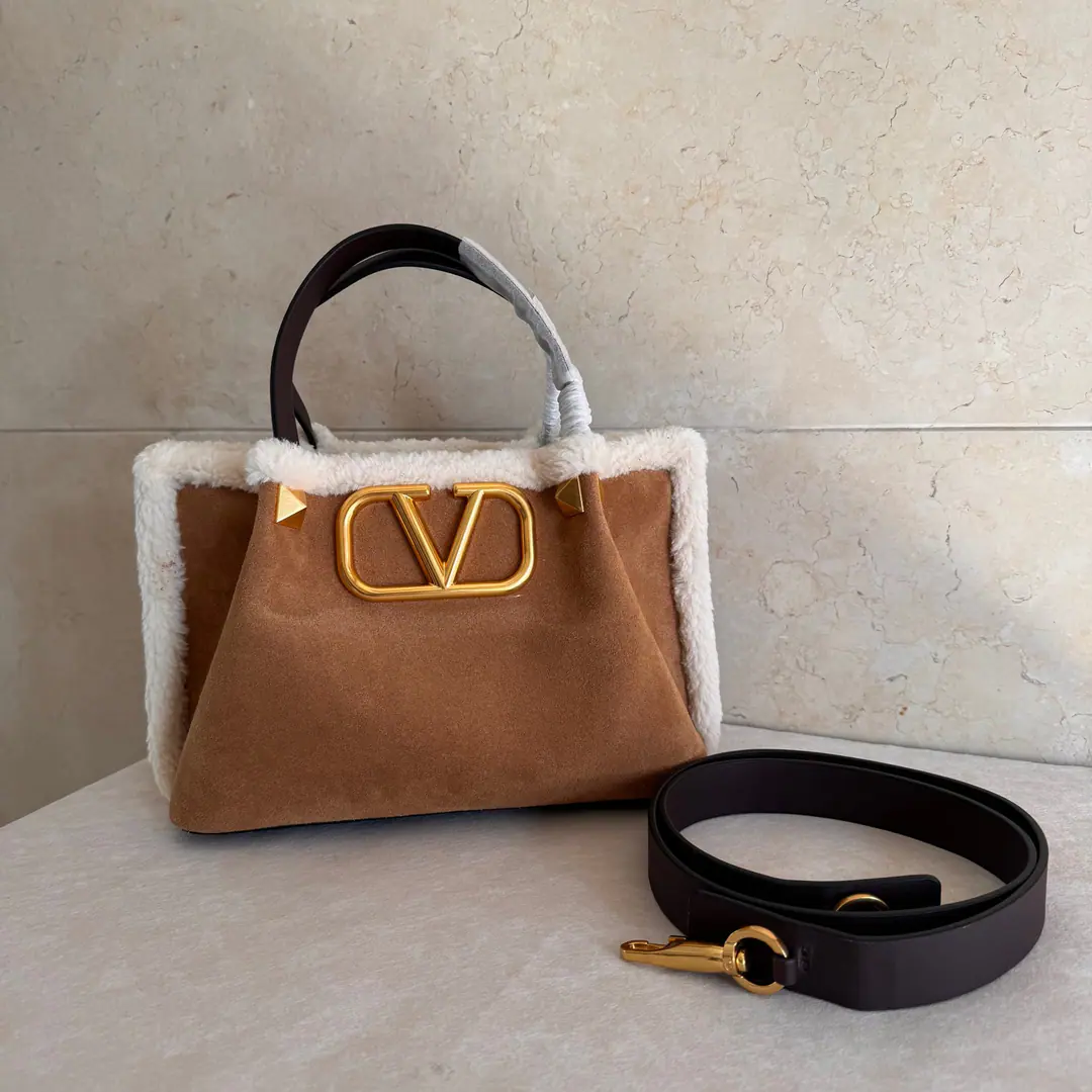 Batch. Valentin0 2026The Tot Pack Series of the Autumn.～ Tot bag used, Pea.➕The lamb wool. A single item for autumn and winter.～ Materials: - Oh, Pete.➕Lamb wool. Dimensions: 25✖️18✖️12cm Paragraph: 22002