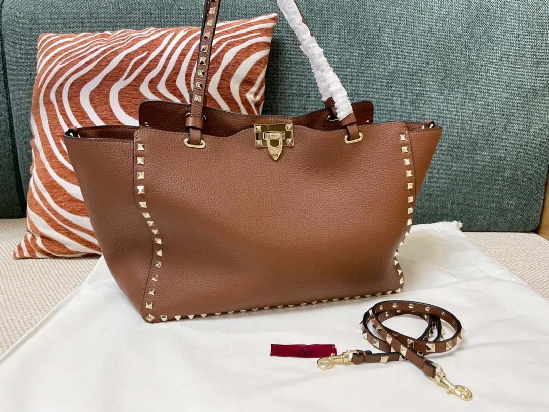 Batch. A gold nail with a gold-struck edge.【Valentino Rockstud 】Classic shopping bag. Model: 1083 Dimensions: 33.14.24cm