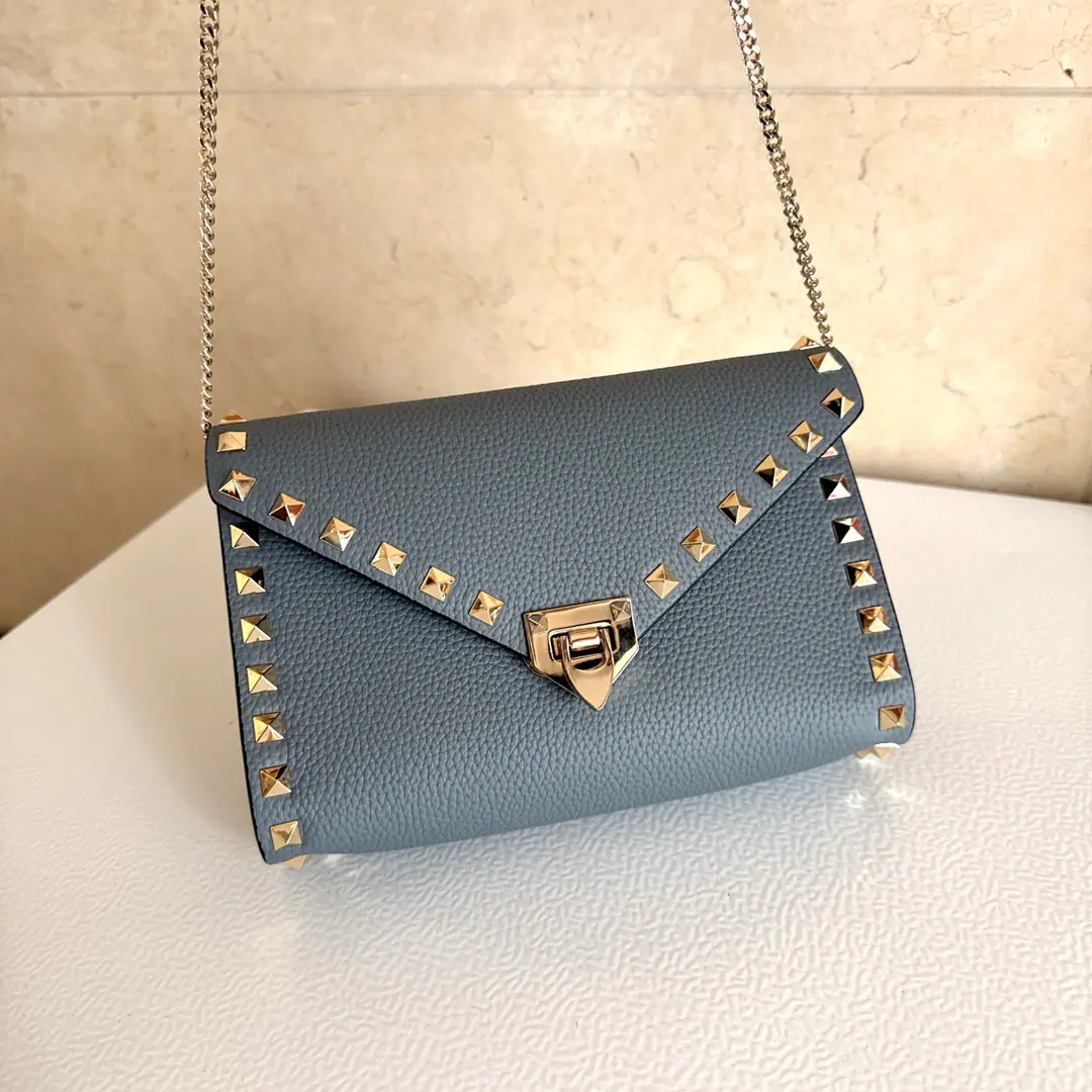 Batch. Gray ▪️ Valentino Valentino's mini-bag.❤️ Slinging cattle, leather envelope, bag., Bring the nails.,Adjustable and disassembly sundial belts,Close the cap.. Dimensions:19.5x13x4.5centimetres Model: 2069