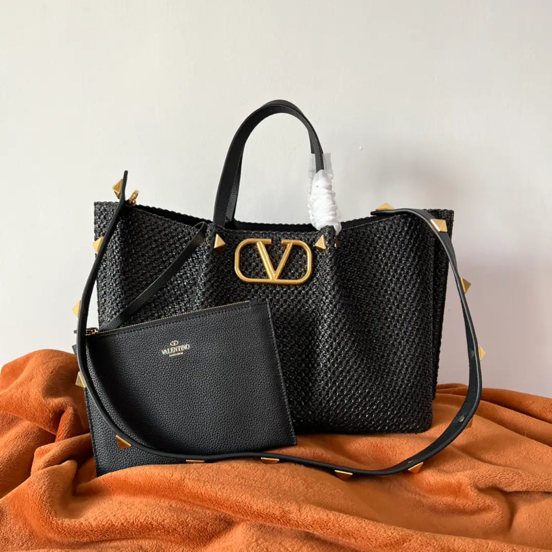 Batch. ValentinoSpring Chattot Packet Series～ Tot bag made of natural Rafis., The interwoven void creates a clear sense of quality., A brown leather handle., Shoulder belt and zipper bag, Summer inflammation., It's a package.～ Dimensions: 35✖️25✖️17cm Paragraph: 22003L