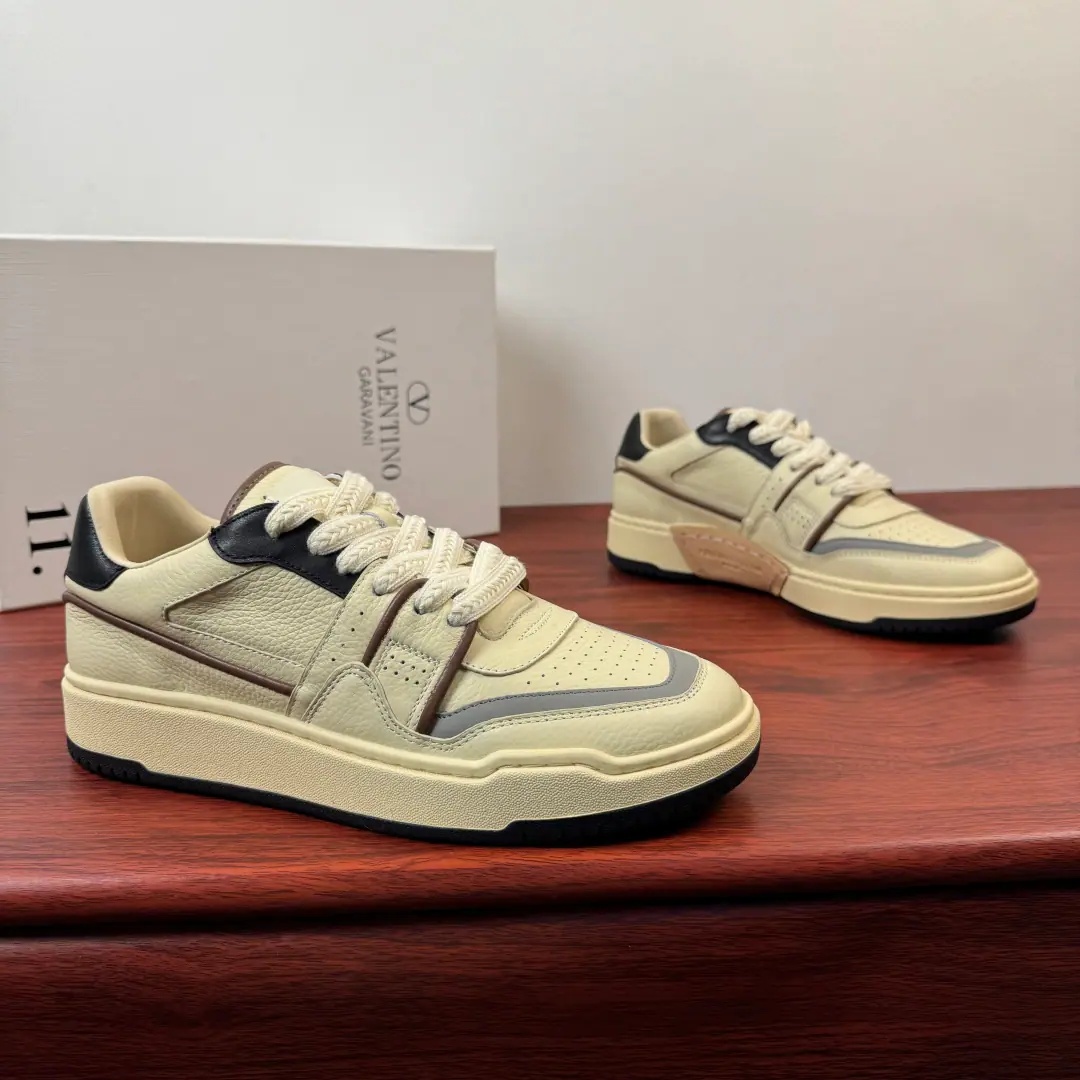Valentino/Valentino. New man, low-skinned leather sneakers. ！ Selection of high-quality calve skins Multiple-composure color style design, The skin of the calf wraps the package together. Leather commometryTPUShoes under the sole. Rubber bottom parcel Slipperproof. It's all right. Classic perforation of shoeheads Real belts with special features. A flat cotton band decorated. In the skin of the calf. Elevity filling design, Raise comfort., Two colour styles are optional Full package！ Size: 39-40-41-42-43-44（38.45Custom） The cargo.: TBQ17YO Rice