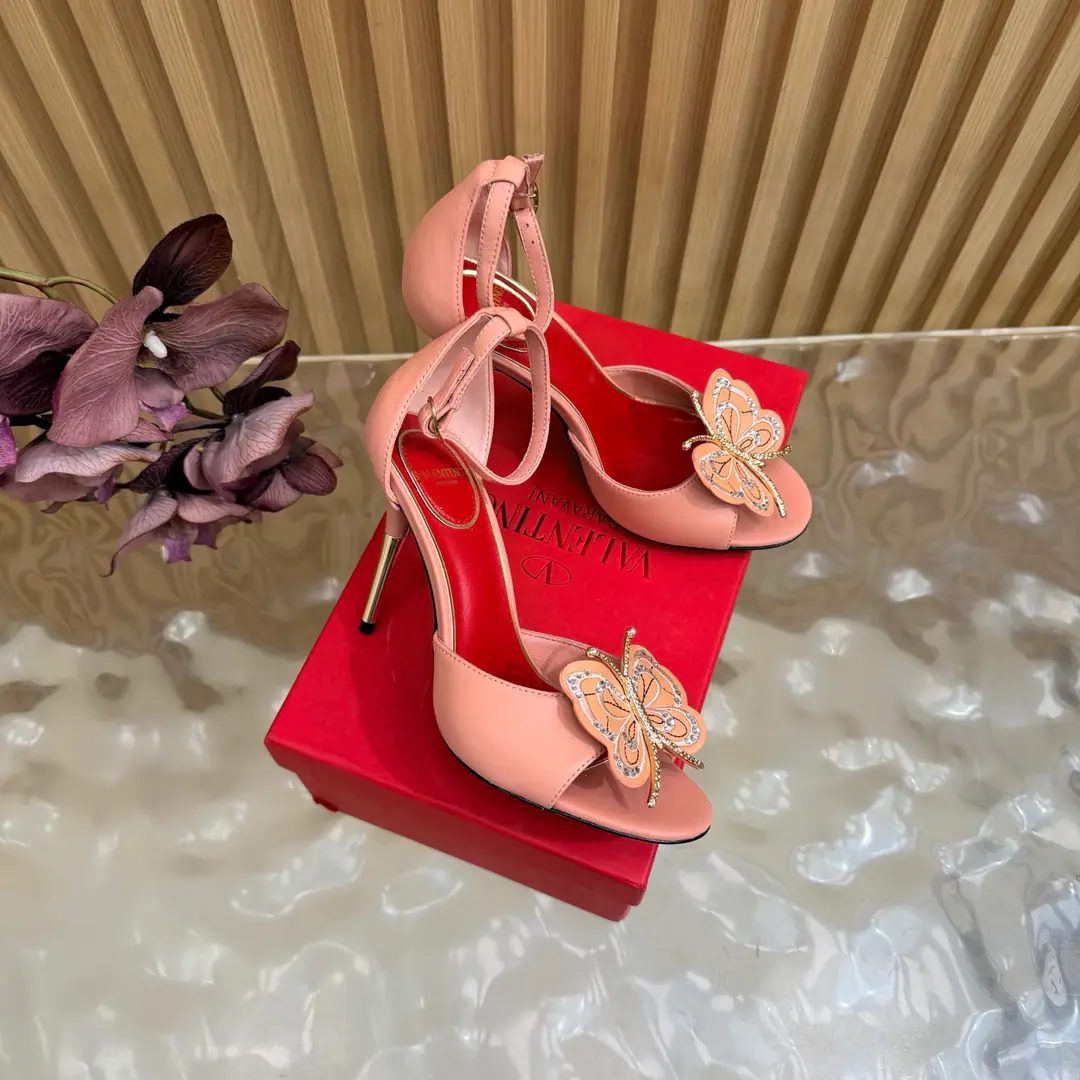 Valentino High heels💗Loved sandals. A beautiful quality.⚠️ It's a great match., Wear it any season.💜 Valentino is a new fashion charm. To continue the super high and design., I'm a big fan of the world's famous fans. The million fans are showing their love., Best sales at sea and abroad The domestics are out., Top Version Candy color., Every color is beautiful. Shoe.: Bullskins. Uchi.: Import of sheep skin Shoes under the sole.: That's a big one. He's tall.: 10cm Packaging: Full original package Codes: 36One.42Code（40, 41, 42I'm not gonna change.）