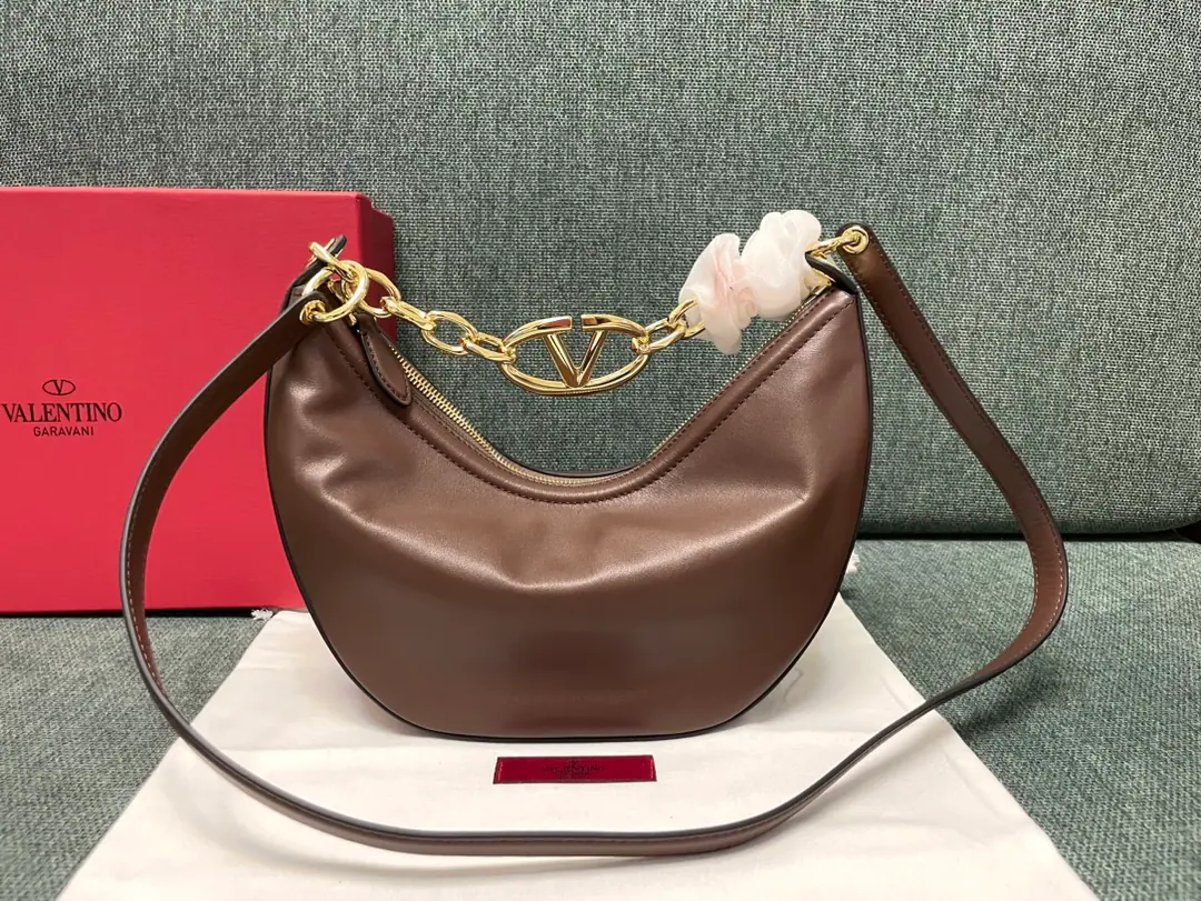 Batch. - Coffee. Get on the new one.: 0003❤️ Moon bag VALENTINO GARAVANI VLOGO MOONA small-size chain leather. HOBOHandbag.. I'm going to be able to get a chain and a disassemble leather shoulder., This bag is slanted and can be carried.. Gold-coloured chains and accessories -Detachable leather straps. -- We're going to pull the chain. Soft sheep liner., It's got a pocket full of a sticker. Dimensions:29x23x11cm