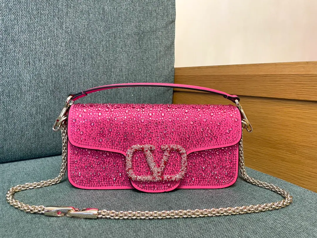 Large. ❤️Model: 1134 The hot diamond is red.▪️The drill button. Valentino Valentino's leather handbag.👜Put the armpit in your bag. ▪️The old effect treatment parts for the old brass. ▪️Magnetic button opening ▪️Skin liner. ▪️Dimensions:27x13x6cm