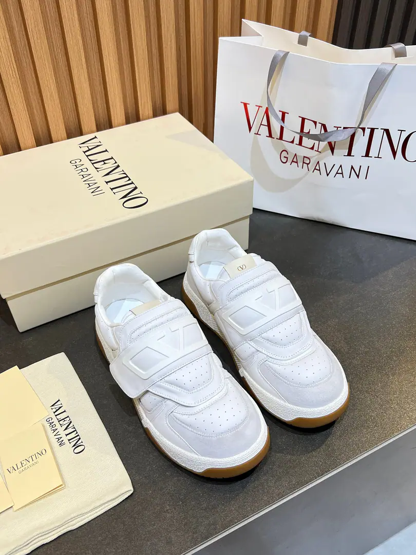Minoru.🎤🎤VLTNWarren. 𝑶𝒏𝒆𝑺𝒕𝒖𝒅 Couples' sneakers. Valentino 2025New couple sneakers. Fires are on sale.. OriginalZPReload and Dismantlement. Repeatedly retweets. The strength is one-to-one.！Top luxury. Magic stickers. Soft and cozy little cow skin. It brings a quality of excellence and grace. And the wonderful comfort of the upper foot. Top-level purchase version of shoe face: Import the cow's skin./Original oil side process Uchi.: In the skin of the watered cow. Otsumi!: Original development𝐓𝐏𝐔Double-coloured base Packaging: Original Configuration Full Packaging Codes: 35-46