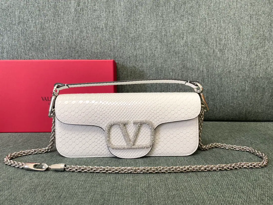 Large. Valentino Garavani MINILOCCow-skin handbag., MetalVLogo SignatureDetails With undreatable lifters and undrewable slide chains, ♪ And I can't bear ♪, Slash or handheld Magnetic button opening Model▪️1133LSnake. Large size:27x13x6cm