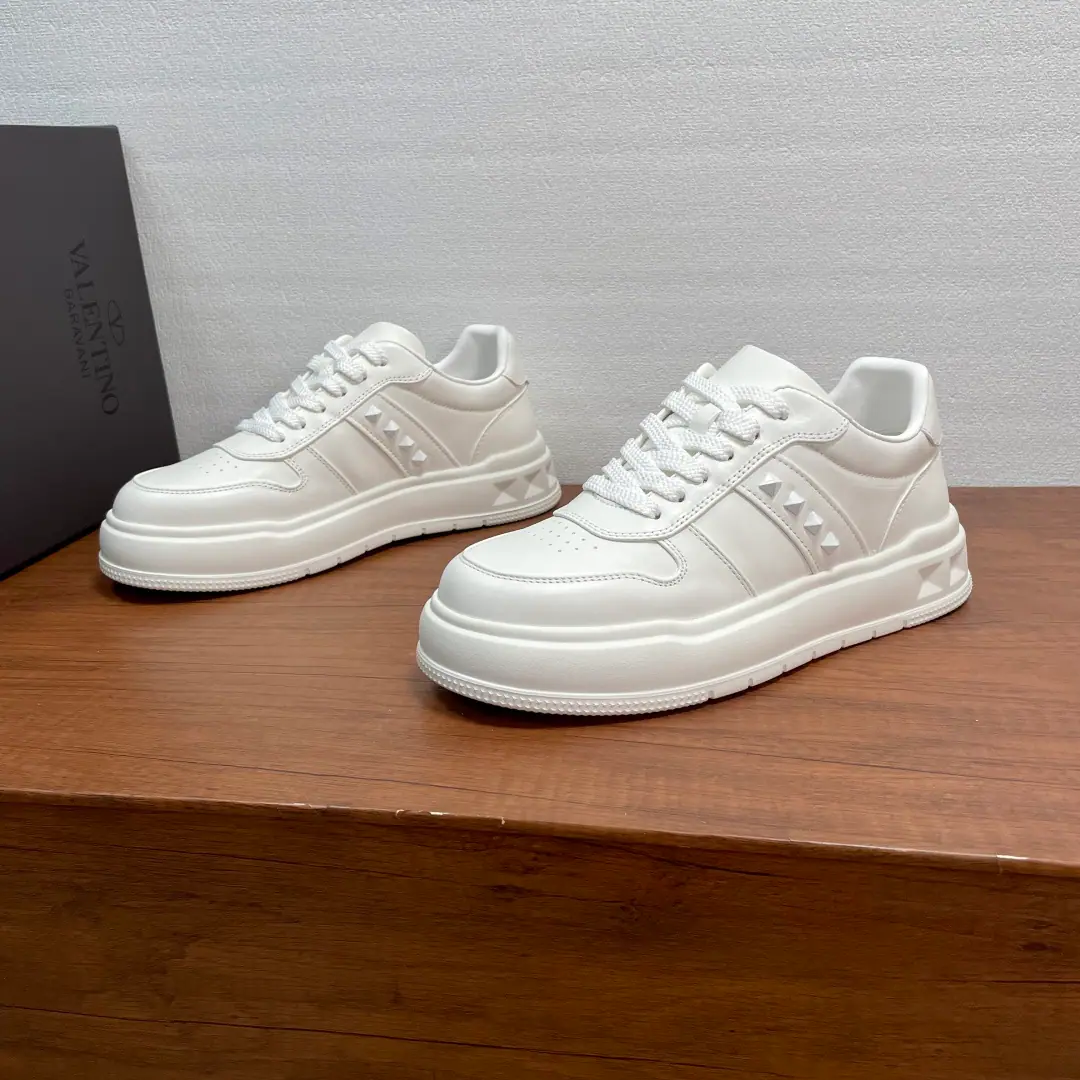 Valentino/Valentino. Men's classic low-end leisure shoes. This sneakers are made of soft cow skin., The skin is soft and delicate., Shoe tongue and back heel of leather decorations, ♪ The two sides of the wall ♪4The details of a marker rink., Shoe head punches., New Fashion, I'm comfortable with air., In the fabric., With a plaque., Light rubber, large base., Slipperproof., The feet are light and comfortable., Fashion and fashion., Full package！ Codes: 39-40-41-42-43-44（38/45You're not going to be able to buy back.）