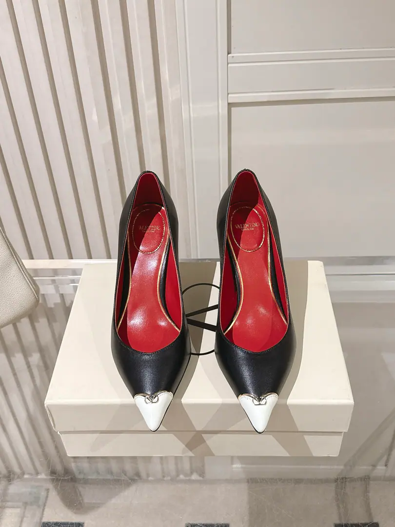 Top Quality Valentino Valentino.𝟐𝟎𝟐𝟔The new high heels in the morning and autumn. Pick the skin of the cow.+The shoes are slashed and the face is painted.+A little bit of gold metal.VMotion button+ The classic pointy head and the heel.+The sharp and long-haired head is a leg-twig.～Siu Gao and Elya are on the foot.｜Dinner.｜Dated both.hold- Yeah, I'm fine.！The air field is holding steady.！ High-quality upper feet.～It's a gas-conservative single in the shoe cabinet.👠 Shoe.: Cowskin.+Painted skin. Littre: In the sheep's skin. /Foot. Shoes under the sole.: That's a big one. He's tall.: 8cm Size: 35-42（40 41 42Make a no-refund order.）