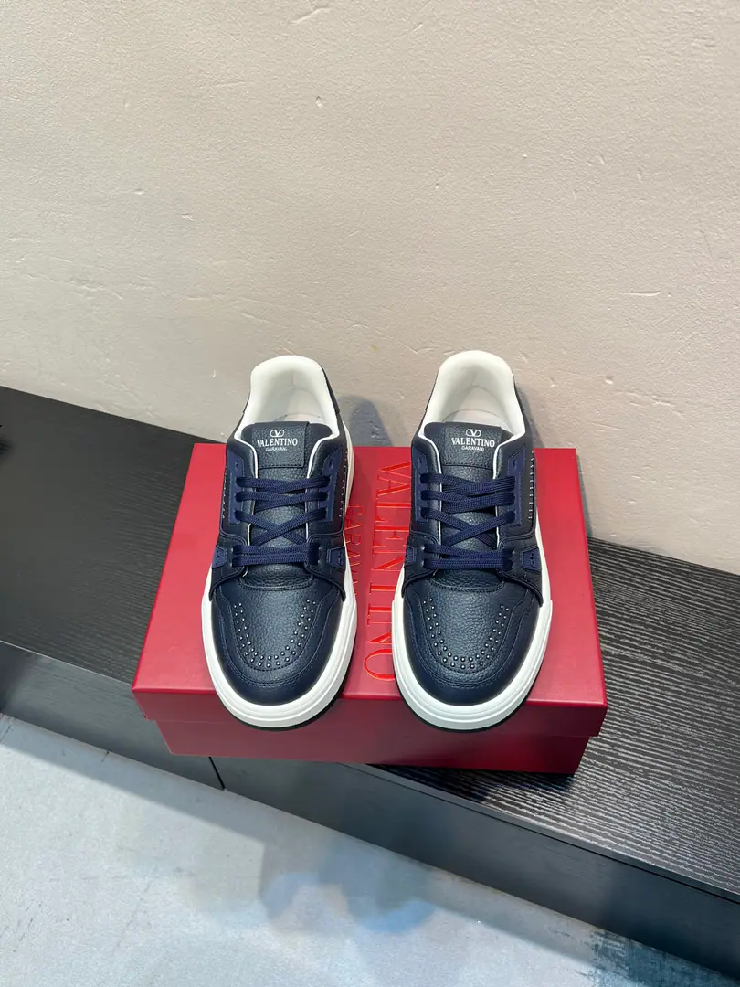𝑽𝒂𝒍𝒆𝒏𝒕𝒊𝒏𝒐Valentino. 𝑶𝒏𝒆𝑺𝒕𝒖𝒅 Couples' sneakers. Valentino 2026The latest couple's sneakers. The star is the same. Fires are on sale.. OriginalZPReload and Dismantlement. Repeatedly retweets. Yes, sir.1:1Restore！Top luxury. Soft and cozy. Fashion and leisure. It brings a quality of excellence and grace. And the wonderful comfort of the upper foot. Top-level purchase version of shoe face: Import the cow's skin./Original oil side process Uchi.: In the skin of the watered cow. Otsumi!: Original development𝐓𝐏𝐔Double-coloured base Packaging: Original Configuration Full Packaging Codes: 35-44 （45 46Do it.） Customised (Autoscript-Unmarked orders）