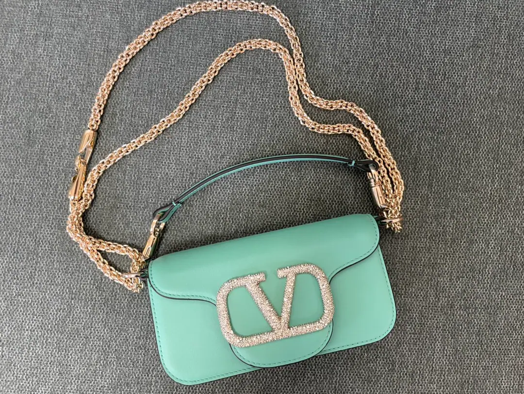 Small. ❤️Model: 1133Starfish.▪️The drill button. Valentino Valentino's leather handbag.👜Put the armpit in your bag. ▪️The old effect treatment parts for the old brass. ▪️Magnetic button opening ▪️Soft sheep liner. ▪️Dimensions:20x11x5cm