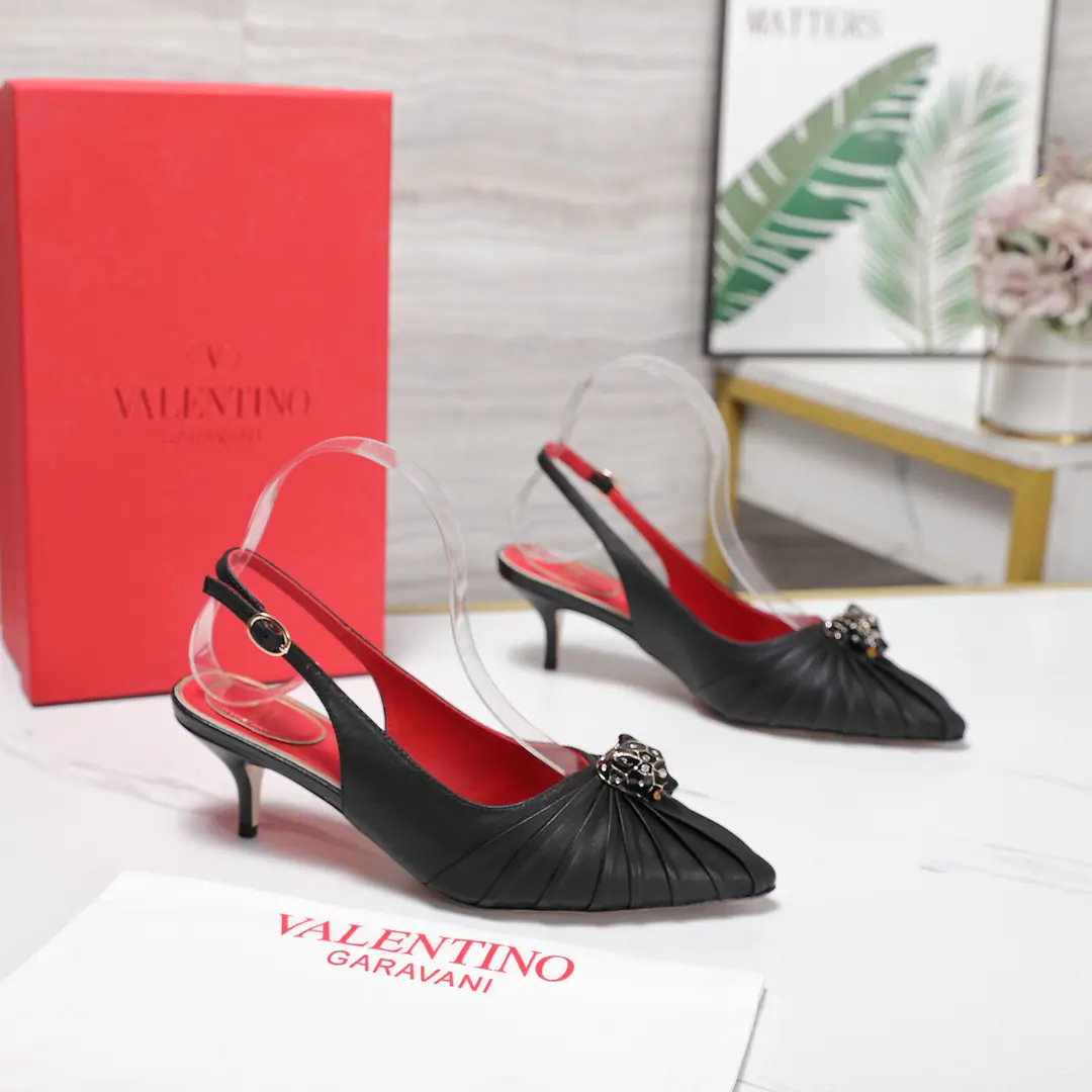 Get out of the factory. 《Unique top version》 VALENTIN*OWarren.*Tin-no!26vsSpring and summer, latest fashion sandal series.…… 【The stumps are wrinkled and empty.】 Miss Valentino loves Jane and can't resist it., The combinations show a different style of dress., Free to shine.⚡Follow the Eurasia style.！！！ The top-level processors are perfect., You can compare the cabinet with any details., Best-class top-class., You can come in and out of the counter.！！ ❶Fabulous.: Original customized sheep skin/Wrinkle process/Brick. ❷Uchi.: Original customized sheep skin ❸Foot.: Original customized sheep skin ❹Otsumi!: The original custom is really big. ❺He's tall.: 5.5cm ❻Codes: 35-39（40.41.Custom without re-offer） ❼Packaging: Original package ☀Colours: Synchronise update of the network