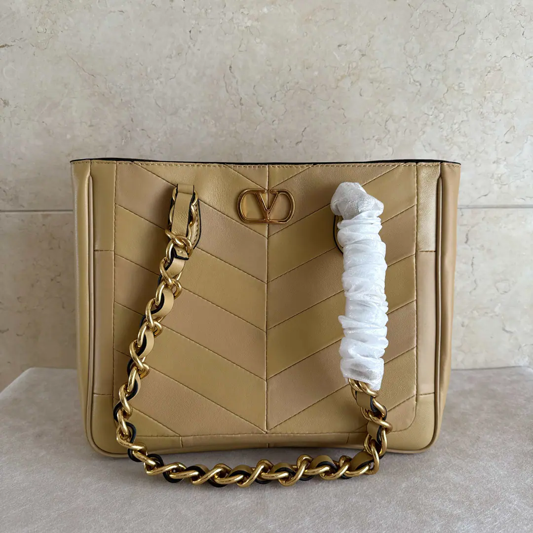 Small. 👜Model:0126 GARAVANI LASEINE Putting the design bag together., It's made of bright and dumb sheep leather. V Font. This bag is made of leather and weeded straps., It's easy to carry.. Antiquated gold process effects treatment accessories The old effect is a repeat brass. VLOGO SIGNATURE Metal Details Magnetic button opening❤️ In the leather line., With a pocket and a zipper pocket. Size of the trumpet: Kuan 26.5 X High 22 X Deep 10 centimetres
