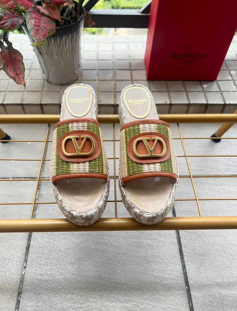 Valentino Garavani /Valentino. Roundheads with moller shoes.VI'm gonna grab a new slipper.🩴Fishermen's shoes. LargeVGold button decorations Raphigrass. He's tall.5.5cm Rubber Bottom Italian manufacture 36-41