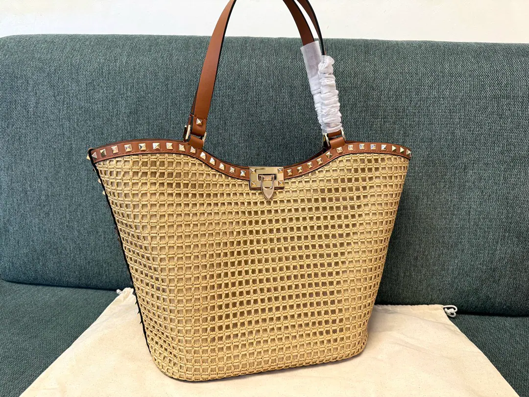 Batch. Lafayette's shopping bag. ValentinoValentino weaves.toteTotbag., Simple design, No shoulder belt., Annex1A big bag. Leather: Skin of a flat cow., Raphigrass. Dimensions: 30x14x30cm⚠️ Model: 22081