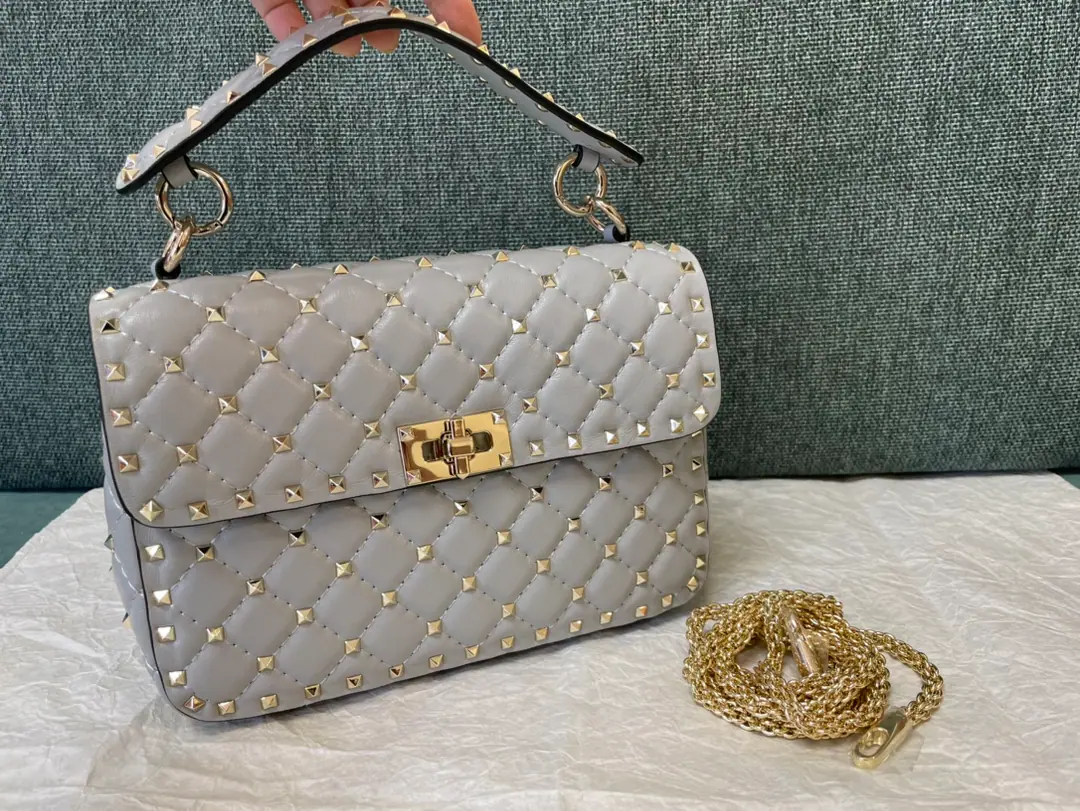 Medium. Top First List Medium-sized sheep skin. Model▪️0123 Valentino ❤️The cabinet is a classic.😘Top sheep skin., All the skin, inside and outside. Medium24x17x8.5cm