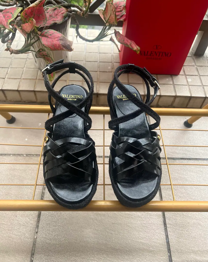 Valentino Garavani /Valentino. Roundhead knittingVI'll take a new sandal.🩴Fishermen's shoes. VThe gold pin logo. ppShit. He's tall.6cm Rubber Bottom Italian manufacture 36-41