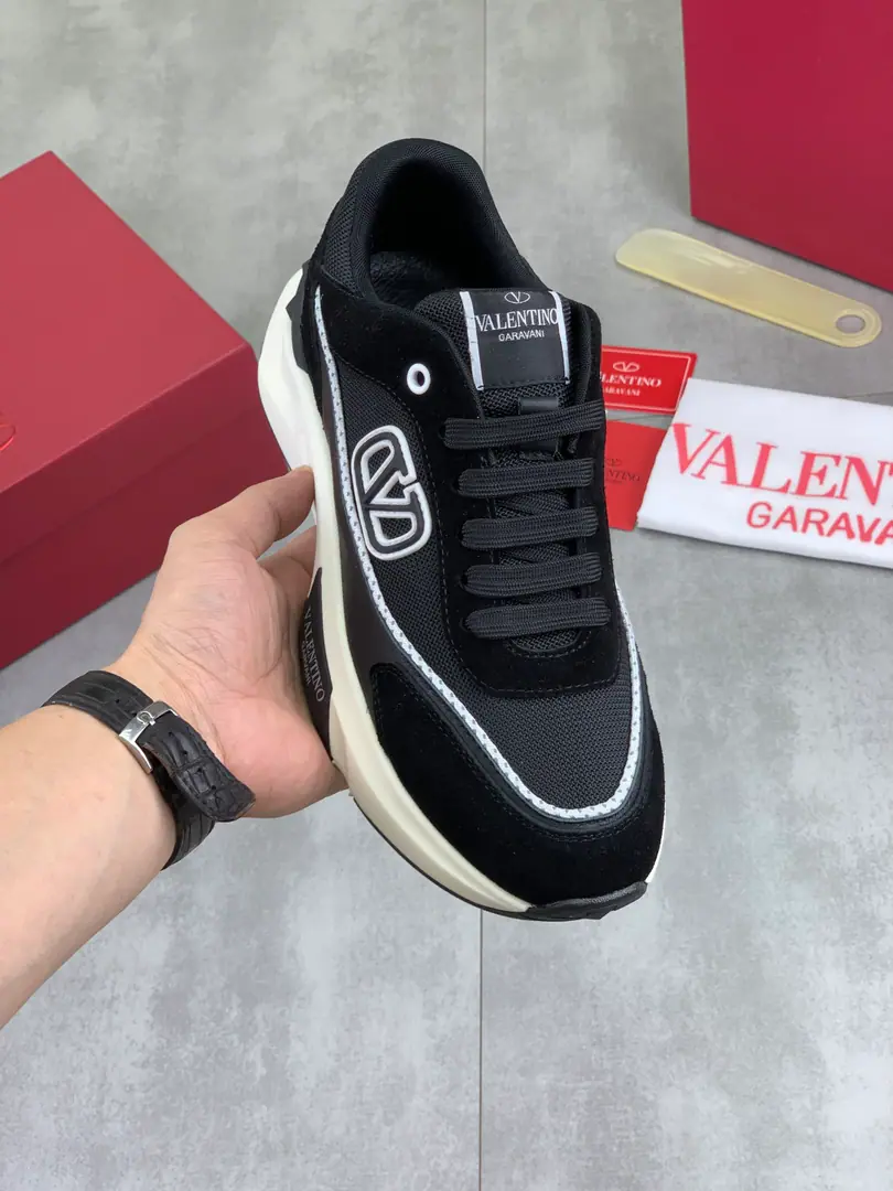 Plant prices Real value Latest ValentinoValentino.VThe new home is a young fashion. Sports shoes It's full of energy. Open-ended age The upper foot is very light and comfortable. Packaging Original procurement development Make the goods. All colors are paired with a pair of eyes. Activate the charming sunshine. Shoes design blends the tide with the everyday shape. The streets are full of feelings. Multi-Current Selection！ Fabulous.: Original Material Collation/Head-decked cow skin. Uchi.: Imported cattle skin/OriginallogoGet some sweat and gas cushions. Otsumi!: TPUThe bubble is a big fat piece of material. Branded plastic shoes. Codes: 38-45 Full package Colours: 3️⃣Colours
