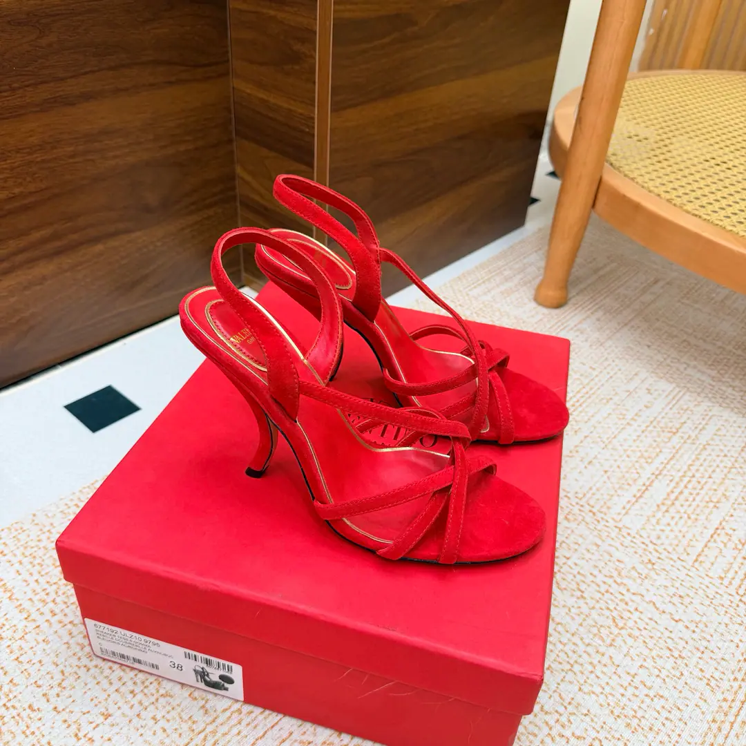 2026♪ Go to the show and bend and follow ♪ Valentino High heels💗Loved sandals. A beautiful quality.⚠️ It's a great match., Wear it any season.💜 Valentino is a new fashion charm. To continue the super high and design., I'm a big fan of the world's famous fans. The million fans are showing their love., Best sales at sea and abroad The domestics are out., Top Version Candy color., Every color is beautiful. Shoe.: Bullskins./Goki! Uchi.: Import of sheep skin Shoes under the sole.: That's a big one. He's tall.: 10cm Packaging: Full original package Codes: 36One.42Code（40, 41, 42I'm not gonna change.）