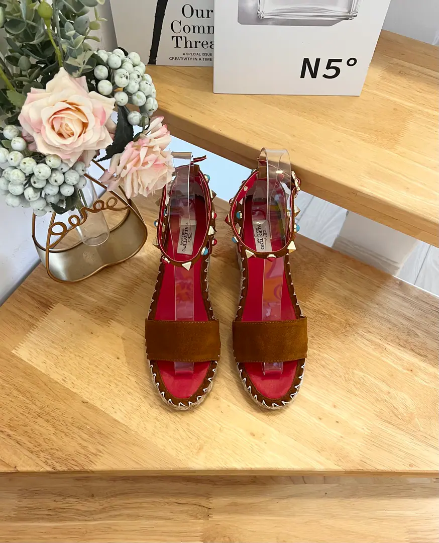 #New Valentino Garavani The fury-coated strappers. Metal-effect process processing nail decoration The ropes are on the slopes and... Regable. Leather belt. The slopes and the waterproofing stations. Italian manufacture 36-41