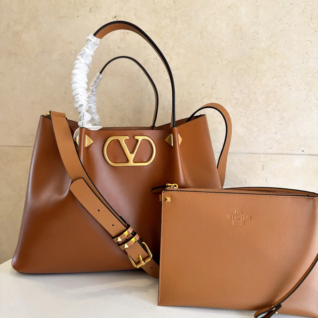 Large. 2026Summer shopping bags.🍃 Model:0099❤️ VLOGO ValentinoValentino. New cattle skin shopping bag., Totbag.toteBags, Garavani Escape Bags., Retro brass reprocessing nails and metal accessories Dimensions: 35✖️25✖️17cm