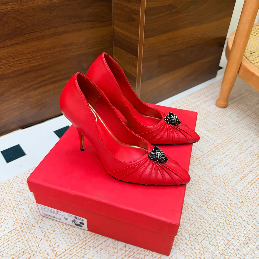 2026♪ Take the stuns and the heels ♪ Valentino High heels💗Loved sandals. A beautiful quality.⚠️ It's a great match., Wear it any season.💜 Valentino is a new fashion charm. To continue the super high and design., I'm a big fan of the world's famous fans. The million fans are showing their love., Best sales at sea and abroad The domestics are out., Top Version Candy color., Every color is beautiful. Shoe.: Bullskins. Uchi.: Import of sheep skin Shoes under the sole.: That's a big one. He's tall.: 10cm Packaging: Full original package Codes: 36One.42Code（40, 41, 42I'm not gonna change.）