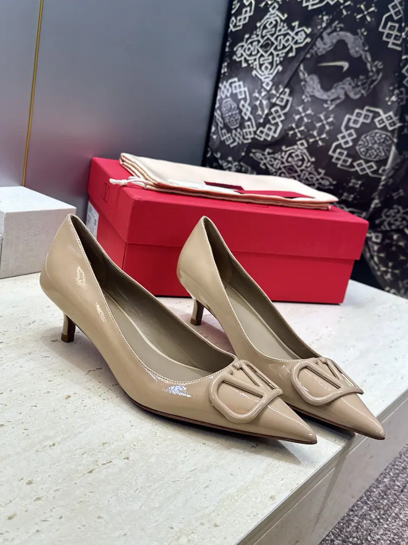 Plant prices(Full plane box.) Top Valentino Spring and summer classic fashion women's shoes. Valentino.logoThe hardware is low and the sharpest one is single. Material: The shoes are in the skin of the cow./Importing cow skin+In the skin of the sheep.+Italy is a big-ass country. He's tall.:4CM SIZE: 34-42(34.40.41.42Custom without re-offer）