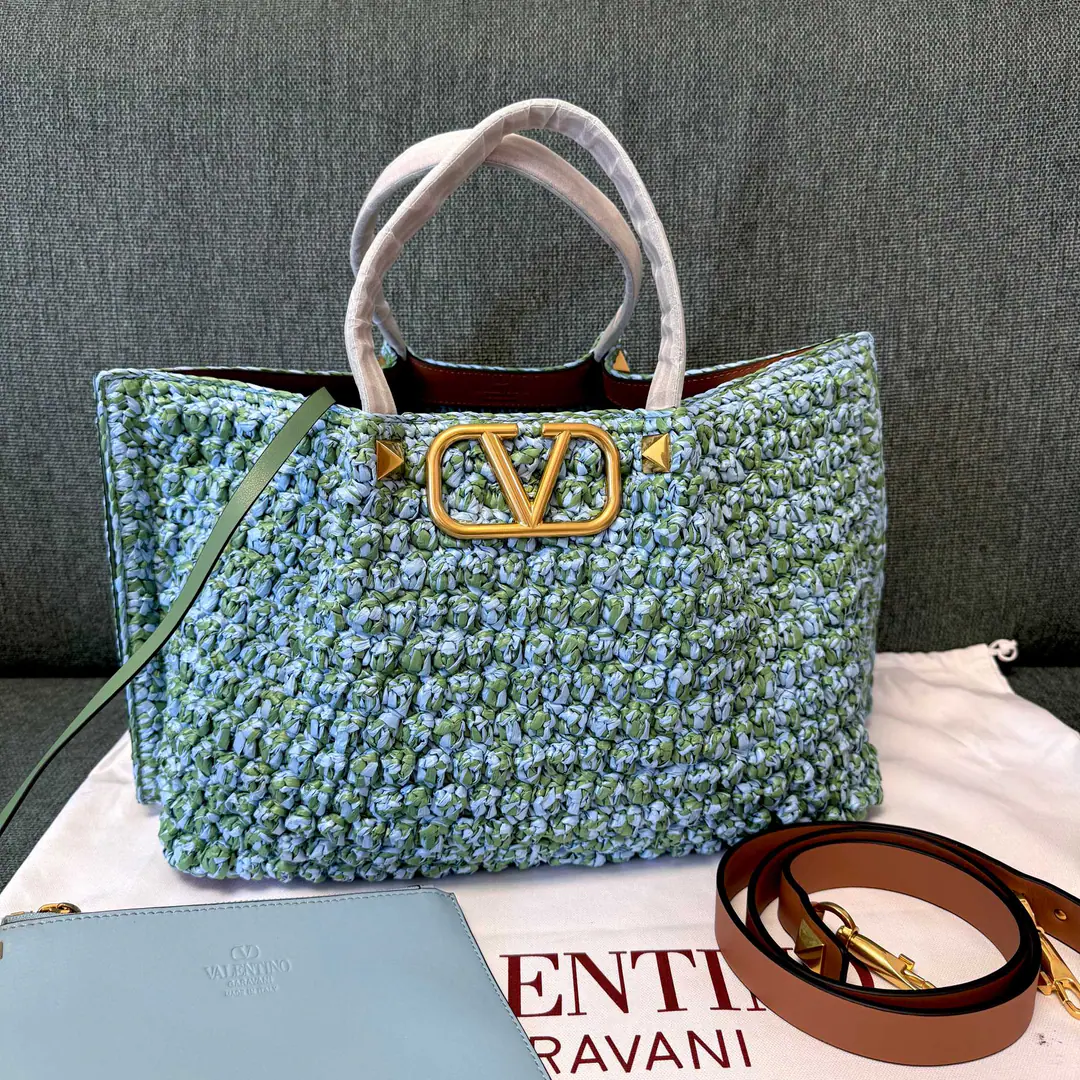Batch. Top First List ❤️Valentino Valentino. 2025Spring and summer girls' bags. Weave Tot bag Materials: Raphigrass. Cotton Bullskins. Region:Paris Dimensions:35x25x17 cm Model: 22002LBlue green