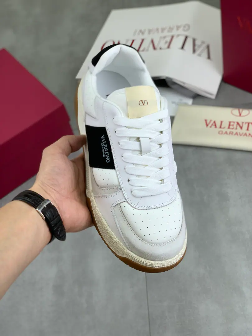 Plant prices Real value Latest ValentinoValentino.VThe new home is a young fashion. Sports shoes It's full of energy. Open-ended age The upper foot is very light and comfortable. Packaging Original procurement development Make the goods. All colors are paired with a pair of eyes. Activate the charming sunshine. Shoes design blends the tide with the everyday shape. The streets are full of feelings. Multi-Current Selection！ Fabulous.: Original Material Collation/Head-decked cow skin. Uchi.: Imported cattle skin/OriginallogoGet some sweat and gas cushions. Otsumi!: TPUThe bubble is a big fat piece of material. Branded plastic shoes. Codes: 38-46 Full package Colours: 3️⃣Colours