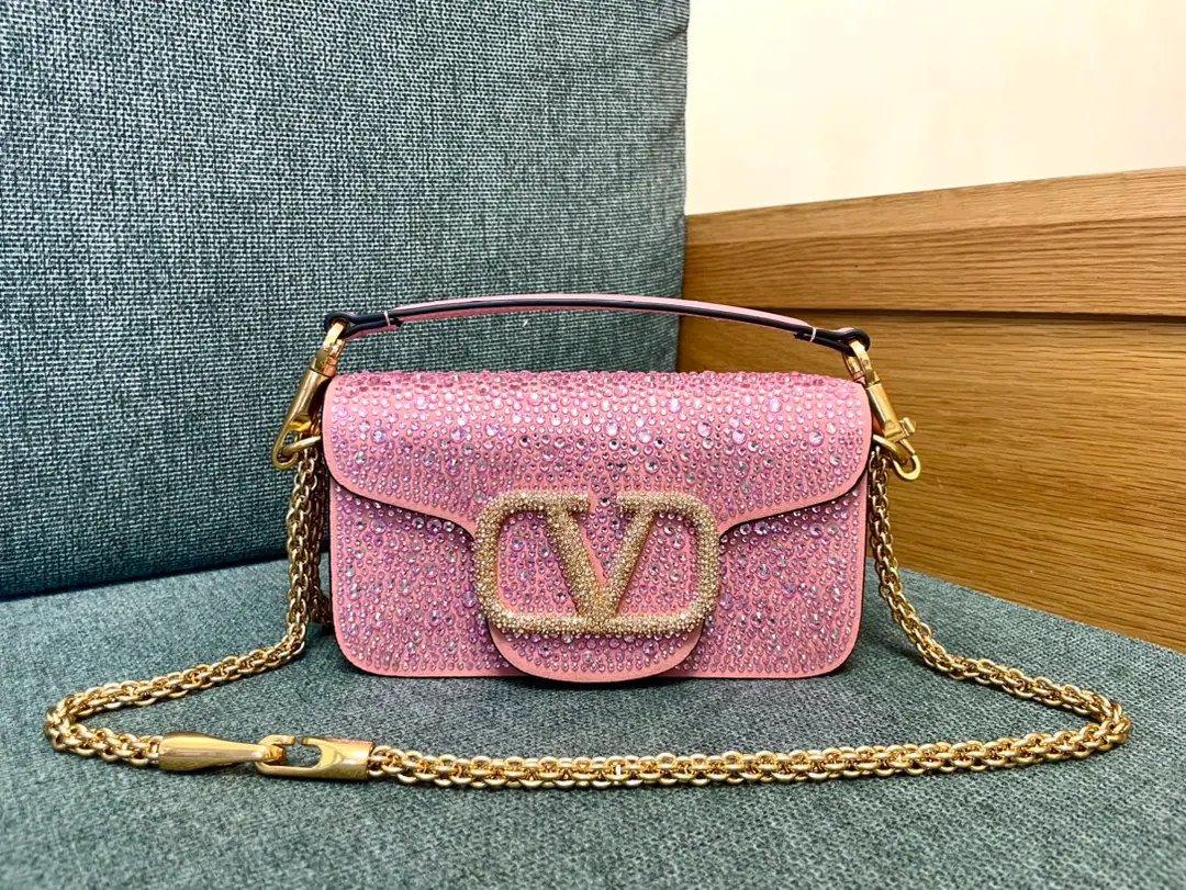 Small. ❤️Model: 1134 - It's a pink drill.▪️The drill button. Valentino Valentino's leather handbag.👜Put the armpit in your bag. ▪️The old effect treatment parts for the old brass. ▪️Magnetic button opening ▪️Skin liner. ▪️Small: 20x11x5cm