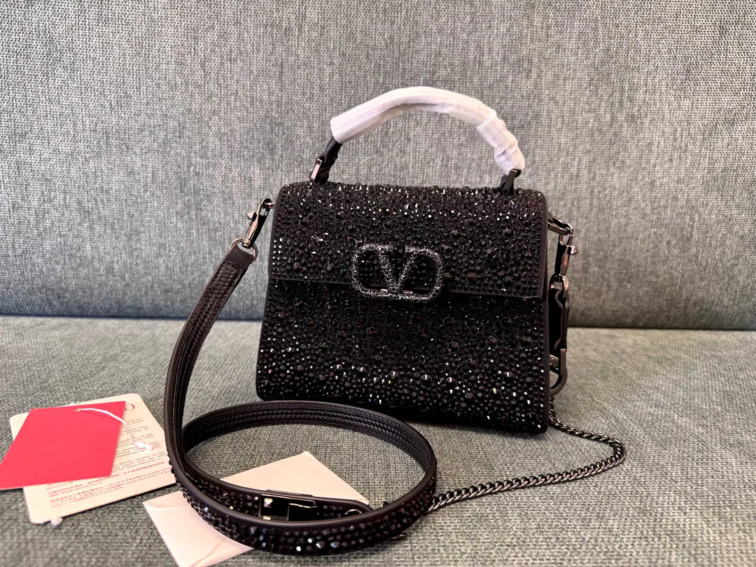 Batch. Black drill. 🍃Valentino.Valentino Garavani VSLING Mini-dip bag., The ubiquitous crystals. Match VLogo SignatureMagnetic button opening With a disassemble shoulder belt., Slashable, Handheld design for handheld. Magnetic button opening, Decoration It's like crystals. Logo - Leather shoulder belt., Regable Chains Dimensions: Kuan 19 x High 13 x Deep 9 centimetres Model:01996