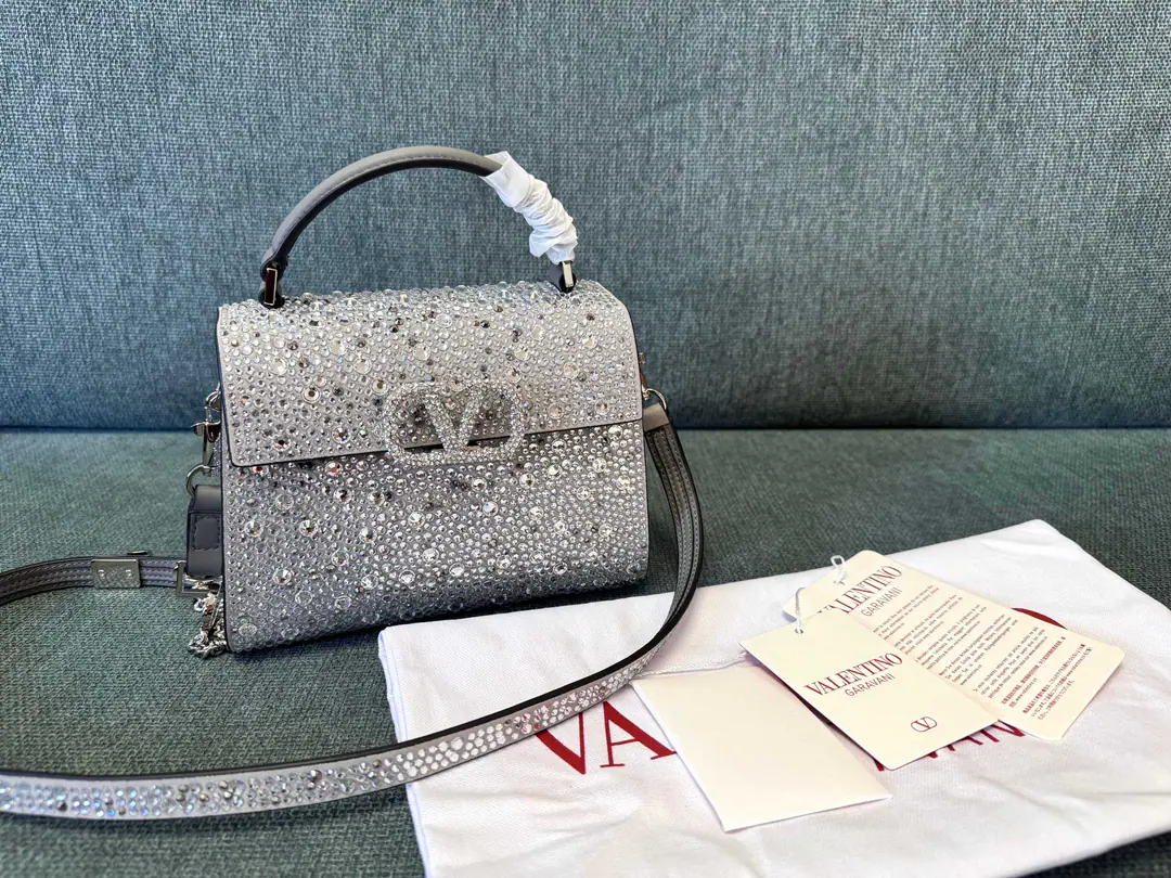 Batch. Gray drill. 🍃Valentino.Valentino Garavani VSLING Mini-dip bag., The ubiquitous crystals. Match VLogo SignatureMagnetic button opening With a disassemble shoulder belt., Slashable, Handheld design for handheld. Magnetic button opening, Decoration It's like crystals. Logo - Leather shoulder belt., Regable Chains Dimensions: Kuan 19 x High 13 x Deep 9 centimetres Model:01996