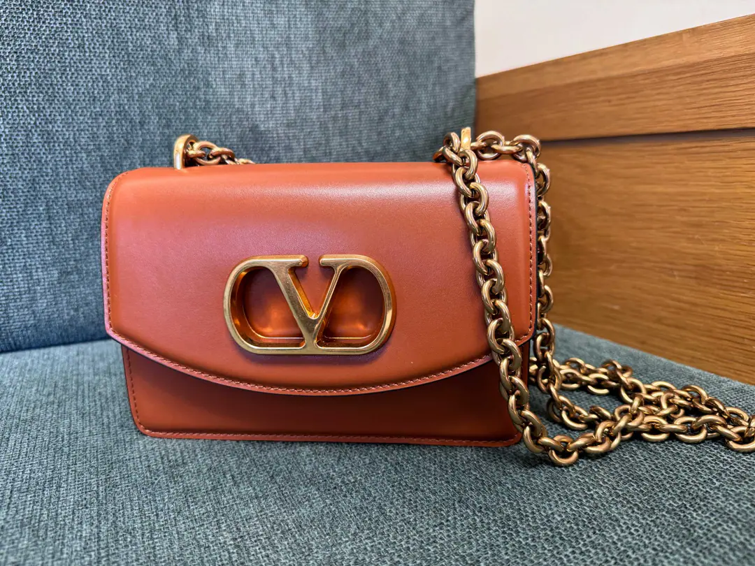 Small Model🍃3188 VALENTINO A bright-looking little cow's handbag with metal. VLOGO SIGNATURE Details. ❤️ I'm going to be able to get a slided strap., This bag can be slashed on the shoulder.. Antiquated gold accessories The old effect is a repeat brass.VLOGO Magnetic suction Two layers inside., A zipper pocket and a pocket. Size of the trumpet: 20x13x7cm