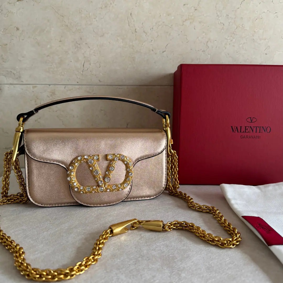 Batch. New🍃It's beautiful.！ ❤️Model: 2244▪️The paint button. Valentino Valentino's leather handbag.👜 ▪️The old effect treatment parts for the old brass. ▪️Magnetic button opening ▪️Dimensions:20x11x5cm